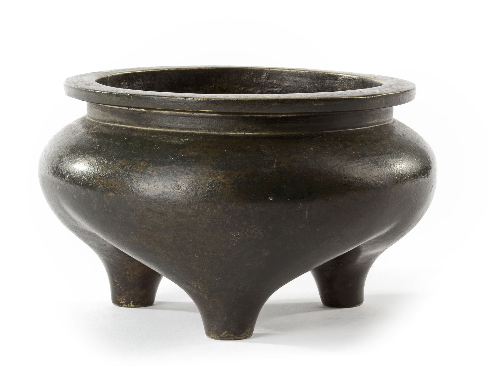 A BRONZE TRIPOD INCENSE BURNER, QING DYNASTY (1644–1911) 17TH/18TH CENTURY - Image 4 of 8