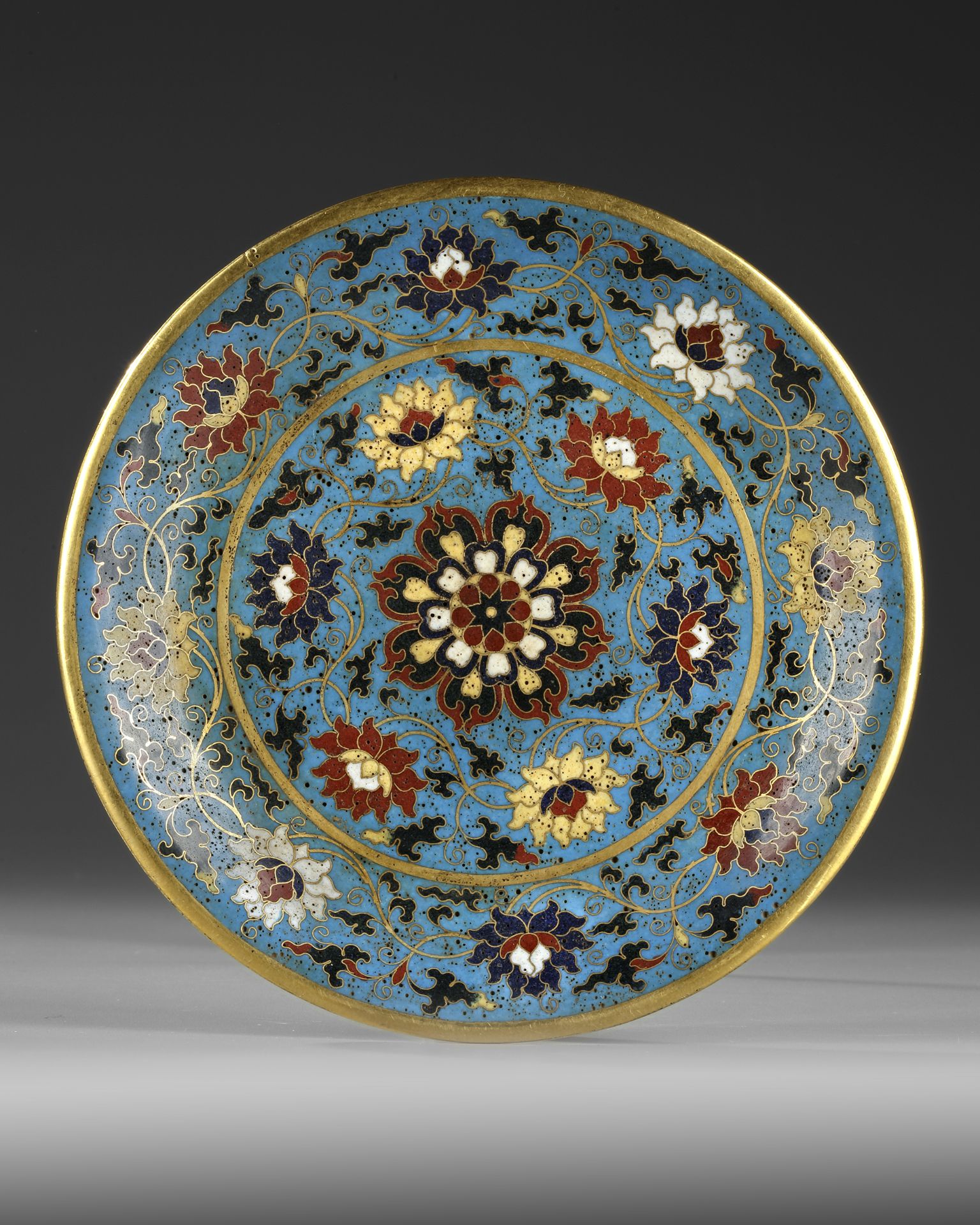 A CHINESE CLOISONNE ENAMEL DISH, QING DYNASTY (1644–1911) - Image 2 of 4