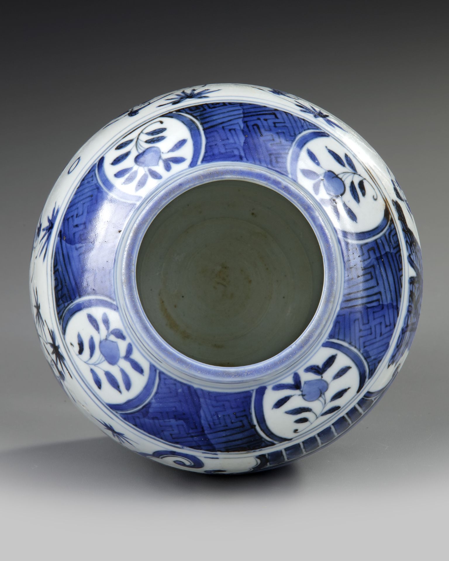 A CHINESE BLUE AND WHITE JAR, MING DYNASTY (1368-1644) OR LATER - Image 6 of 8