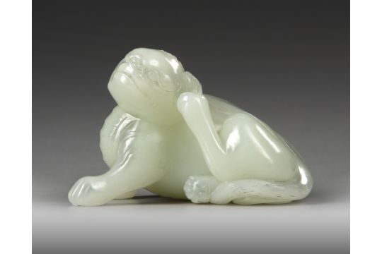 A PALE CELADON JADE CARVING OF A LION, QING DYNASTY (1644–1911),18TH CENTURY - Bild 1 aus 10