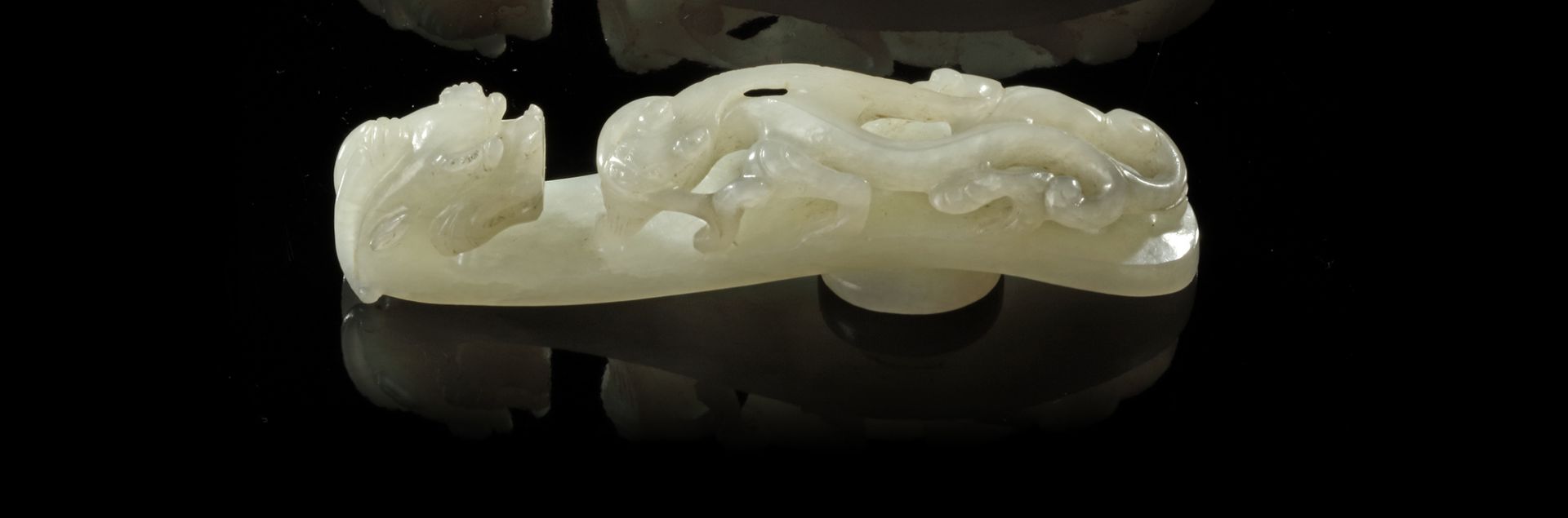 A CHINESE JADE BELT HOOK, 19TH-20TH CENTURY