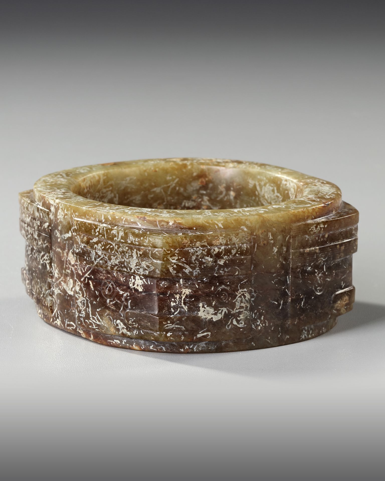 A LARGE ARCHAISTIC JADE CONG, MING DYNASTY (1368-1644) - Image 4 of 8