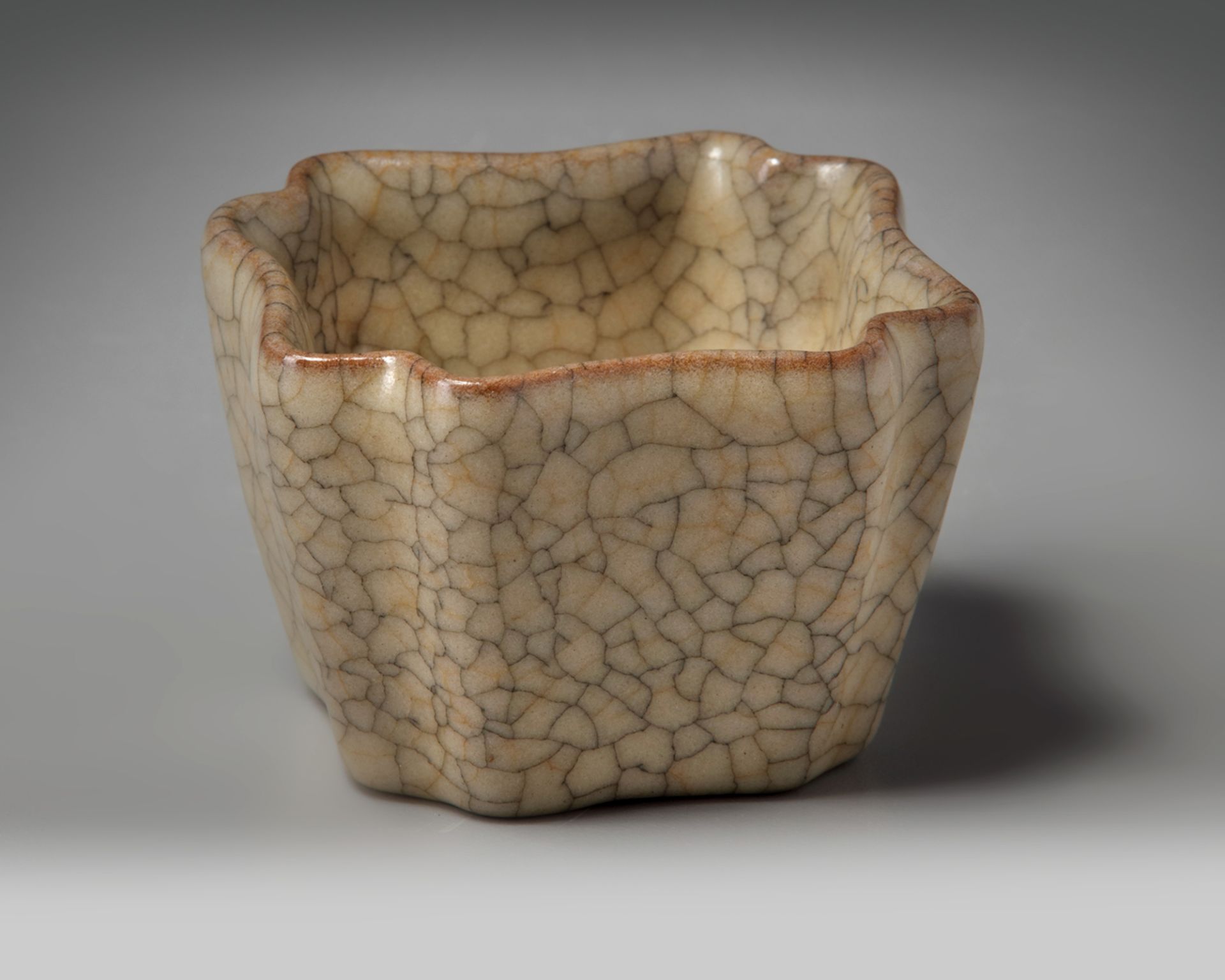 A CHINESE CRACKLE-GLAZED SQUARE-SECTION CUP, QING DYNASTY (1644-1911) - Image 6 of 10