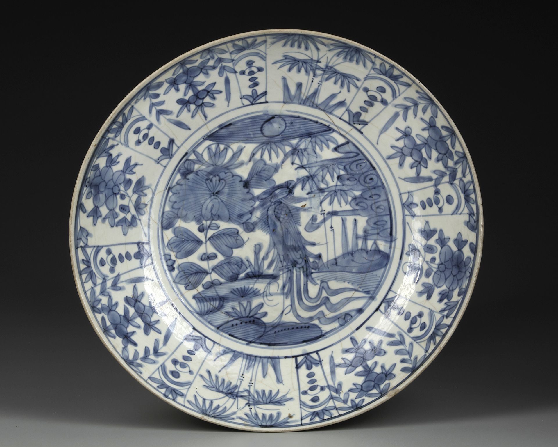 A LARGE CHINESE BLUE AND WHITE SWATOW CHARGER, 16TH-17TH CENTURY - Image 2 of 4