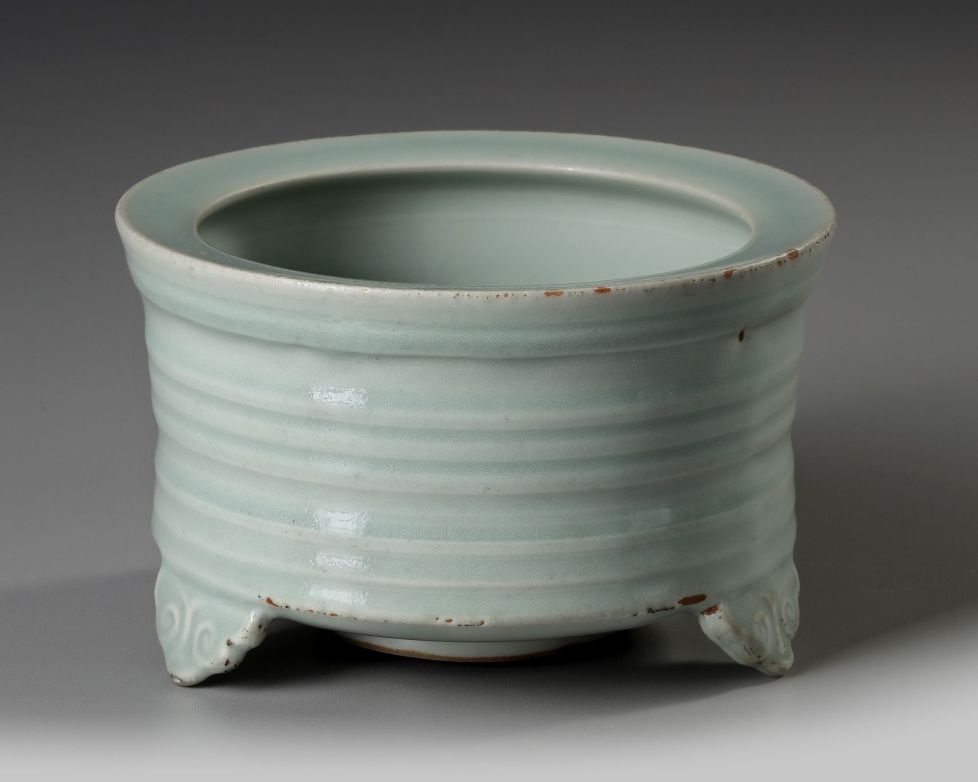 A CHINESE CELADON CYLINDRICAL TRIPOD CENSER - Image 4 of 8