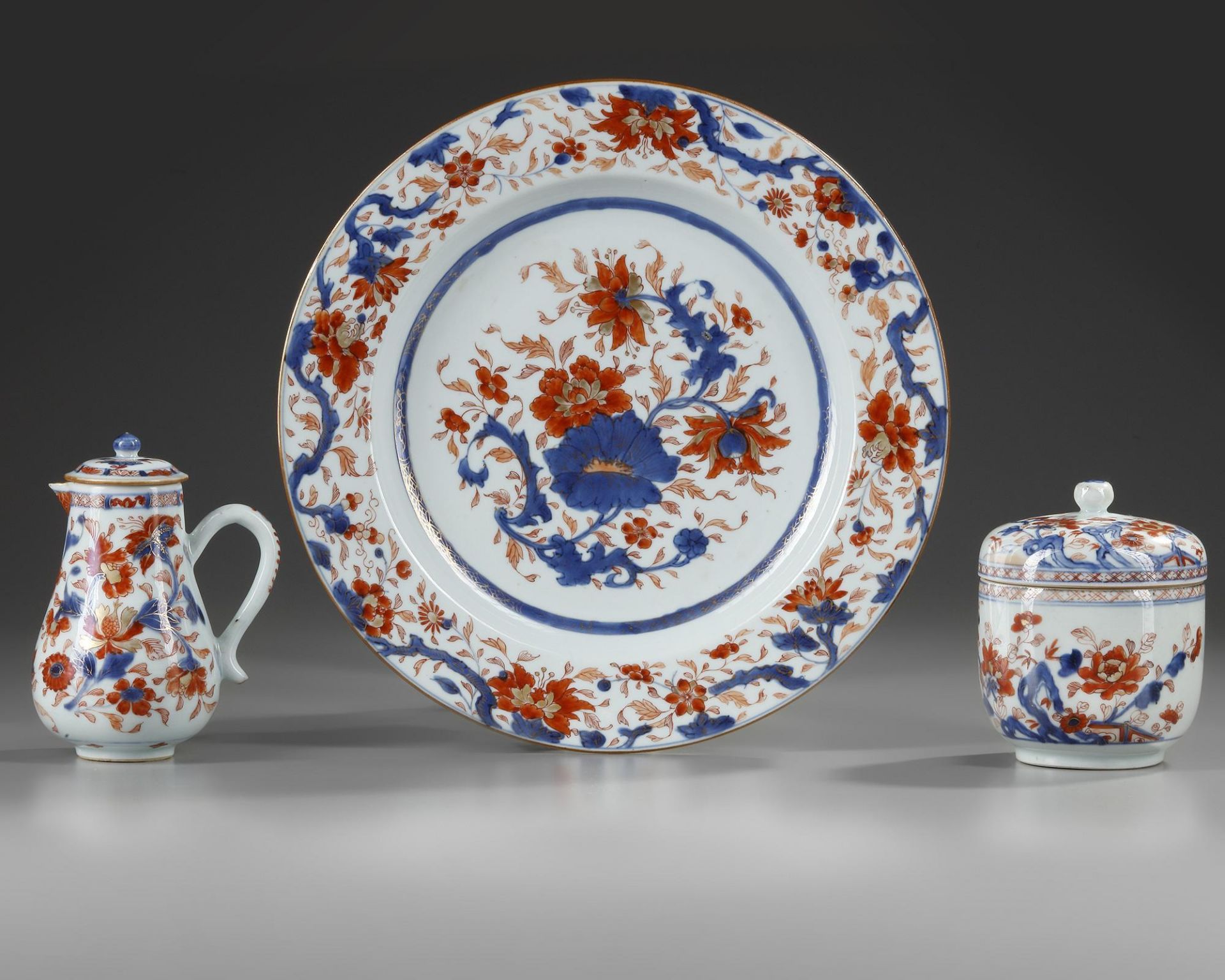 A GROUP OF THREE CHINESE IMARI OBJECTS, 18TH CENTURY - Image 2 of 2