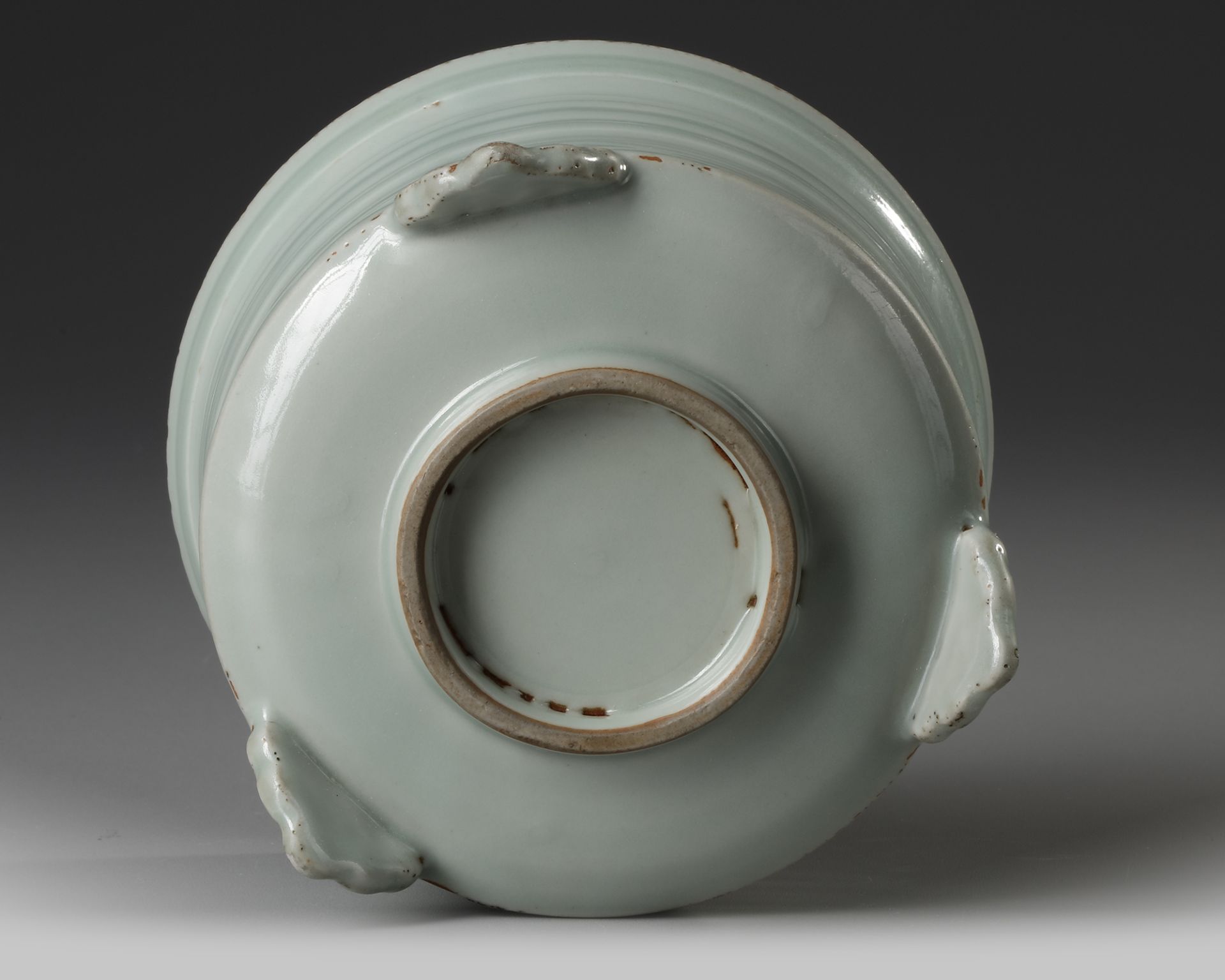 A CHINESE CELADON CYLINDRICAL TRIPOD CENSER - Image 8 of 8