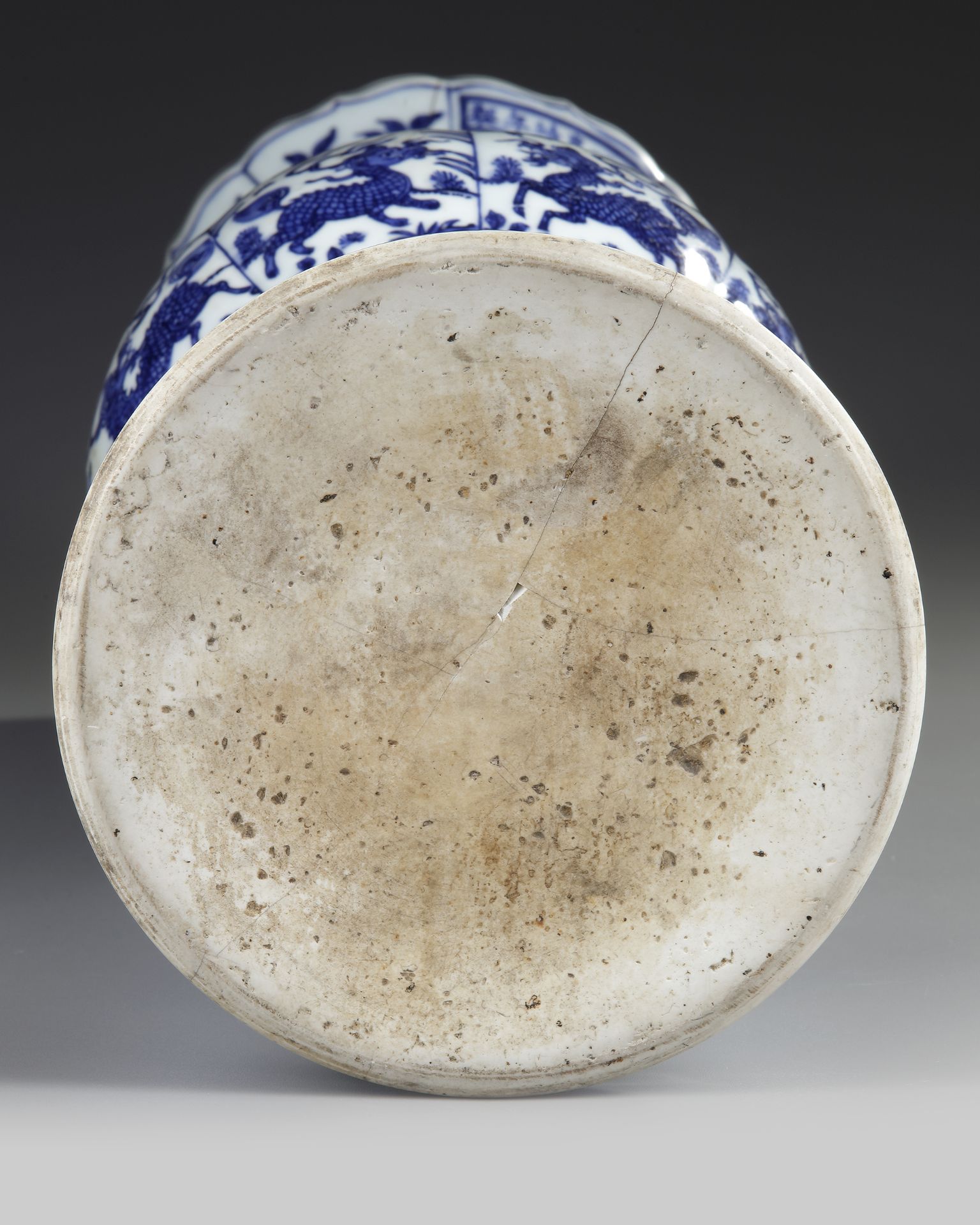 A LARGE BLUE AND WHITE LOBED VASE, GU, JIAJING MARK, 19TH CENTURY - Bild 7 aus 8