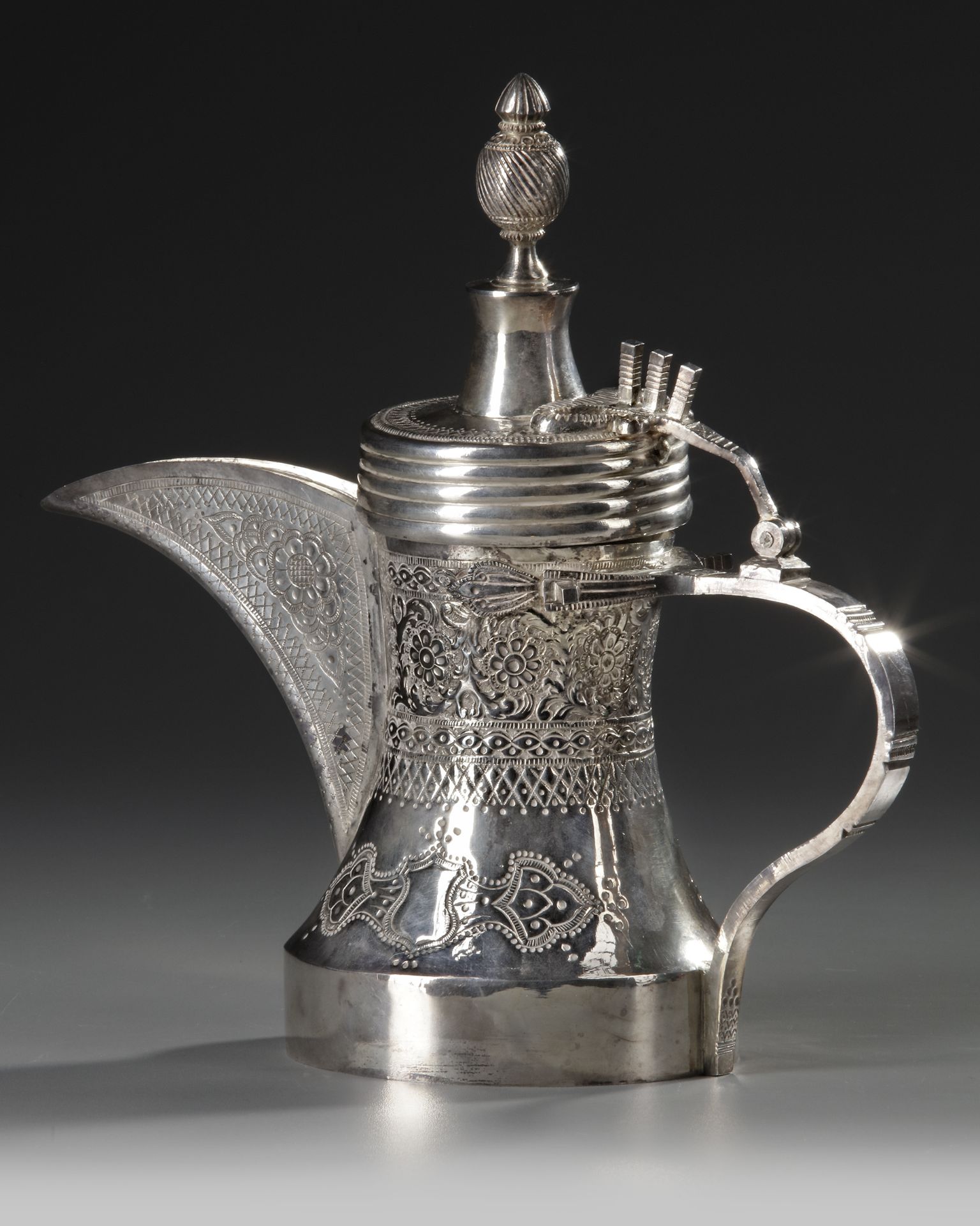 A SILVER COFFEE POT OR DALLAH OMAN NIZWA, CIRCA 1940-1950 - Image 6 of 10