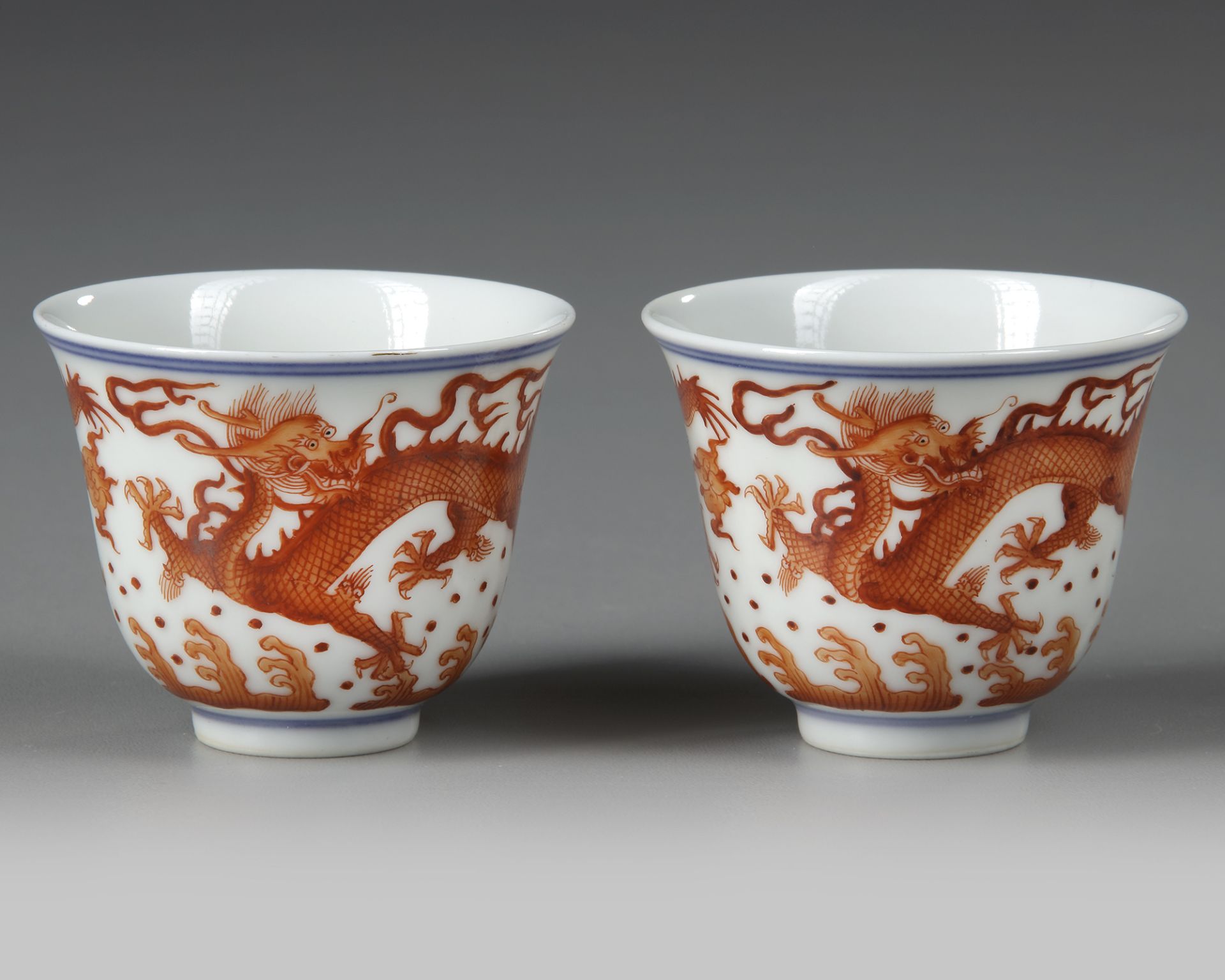 A PAIR OF CHINESE IRON-RED DRAGON DECORATED CUPS, QING DYNASTY (1644–1911) - Image 3 of 8