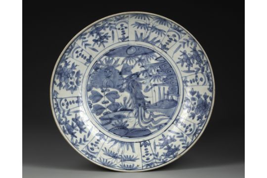 A LARGE CHINESE BLUE AND WHITE SWATOW CHARGER, 16TH-17TH CENTURY - Bild 1 aus 4