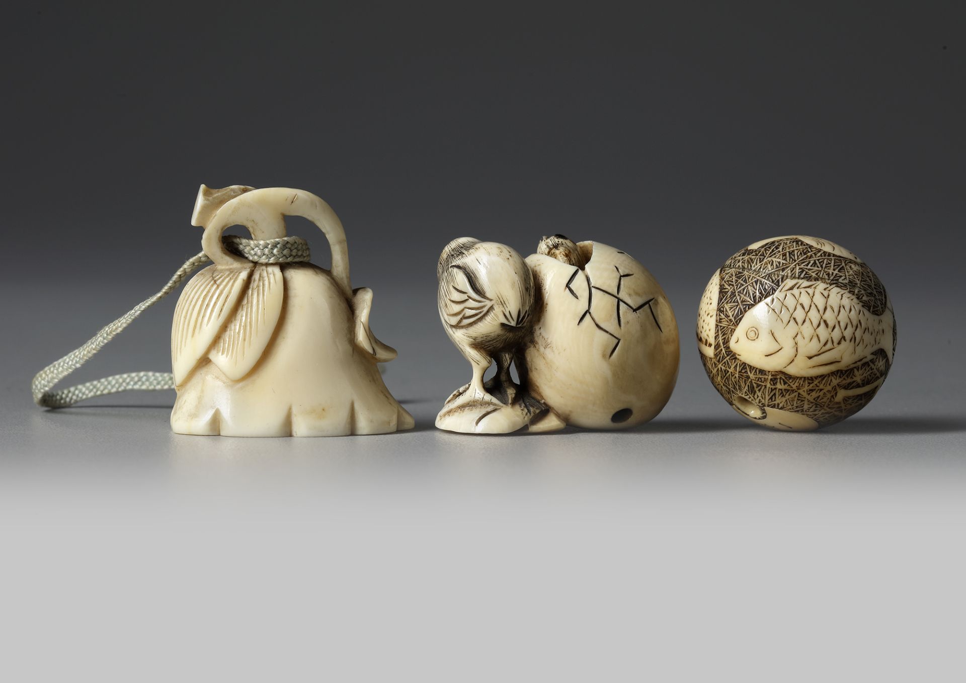 THREE JAPANESE IVORY NETSUKES, MEIJI PERIOD (1868-1912) - Image 3 of 4