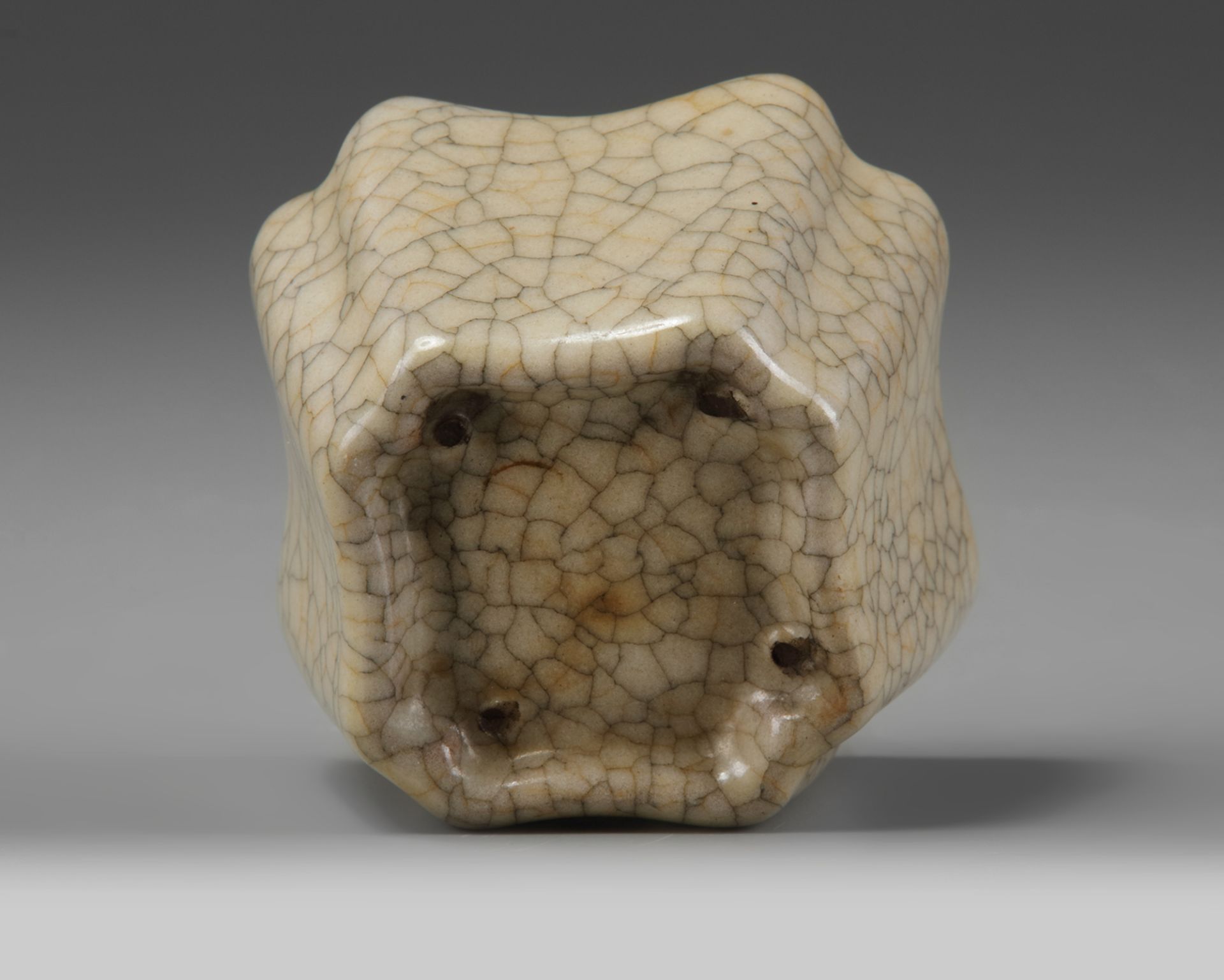 A CHINESE CRACKLE-GLAZED SQUARE-SECTION CUP, QING DYNASTY (1644-1911) - Image 7 of 10