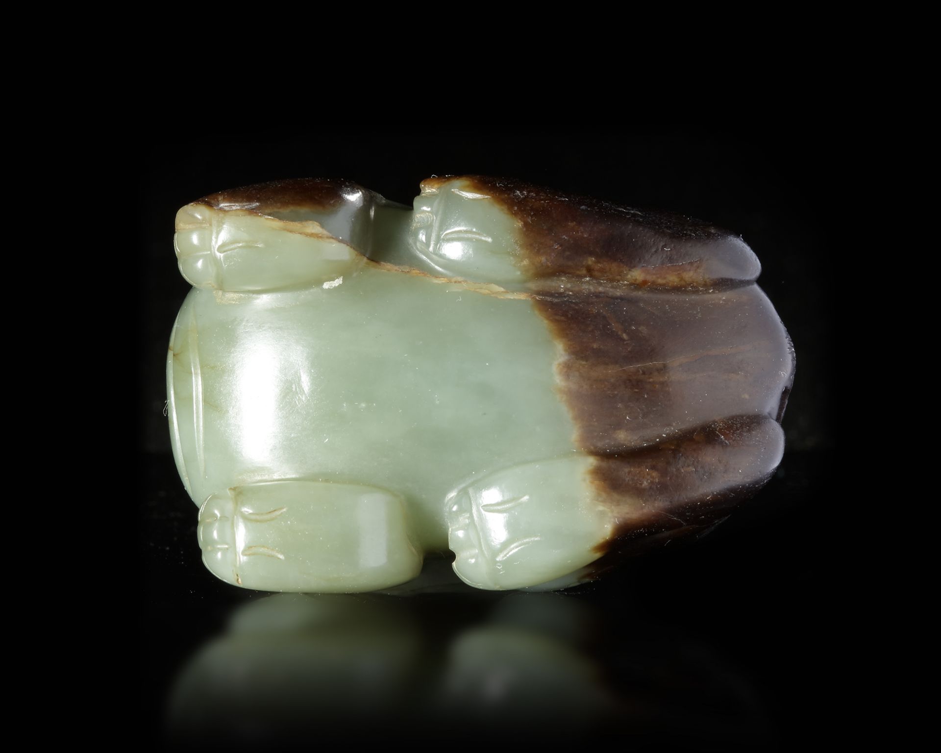 A CHINESE SPINACH CARVED JADE FU DOG, MING DYNASTY (1368-1644) - Image 9 of 10