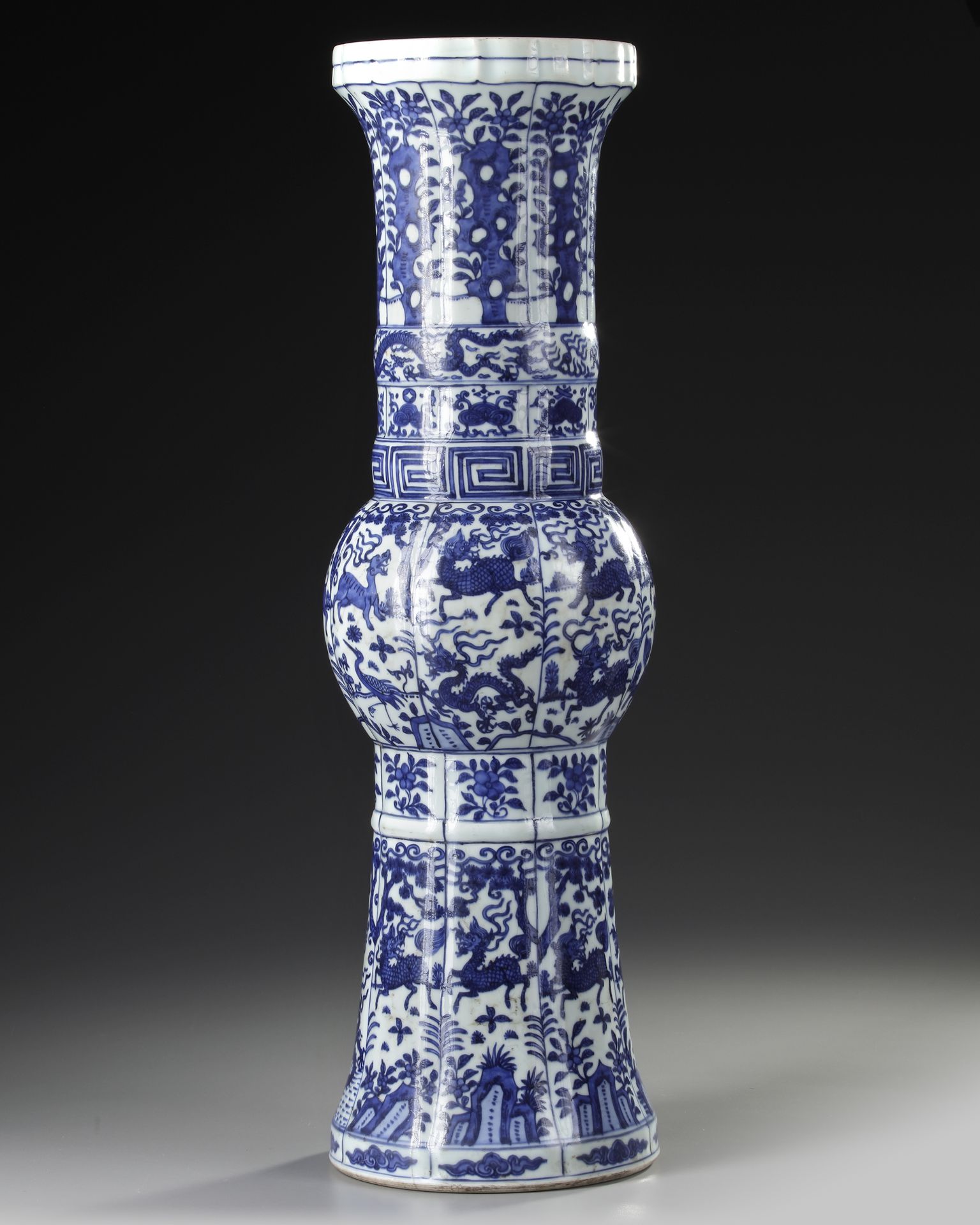 A LARGE BLUE AND WHITE LOBED VASE, GU, JIAJING MARK, 19TH CENTURY - Bild 2 aus 8