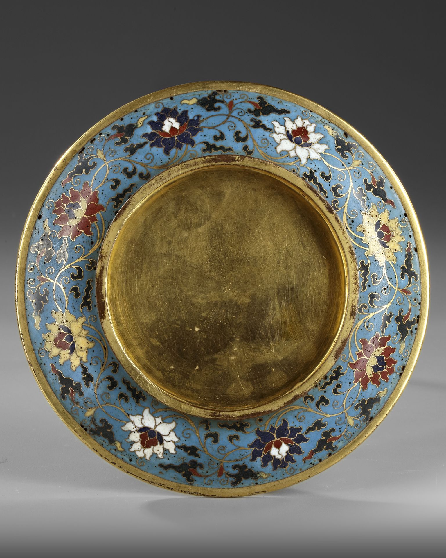 A CHINESE CLOISONNE ENAMEL DISH, QING DYNASTY (1644–1911) - Image 3 of 4