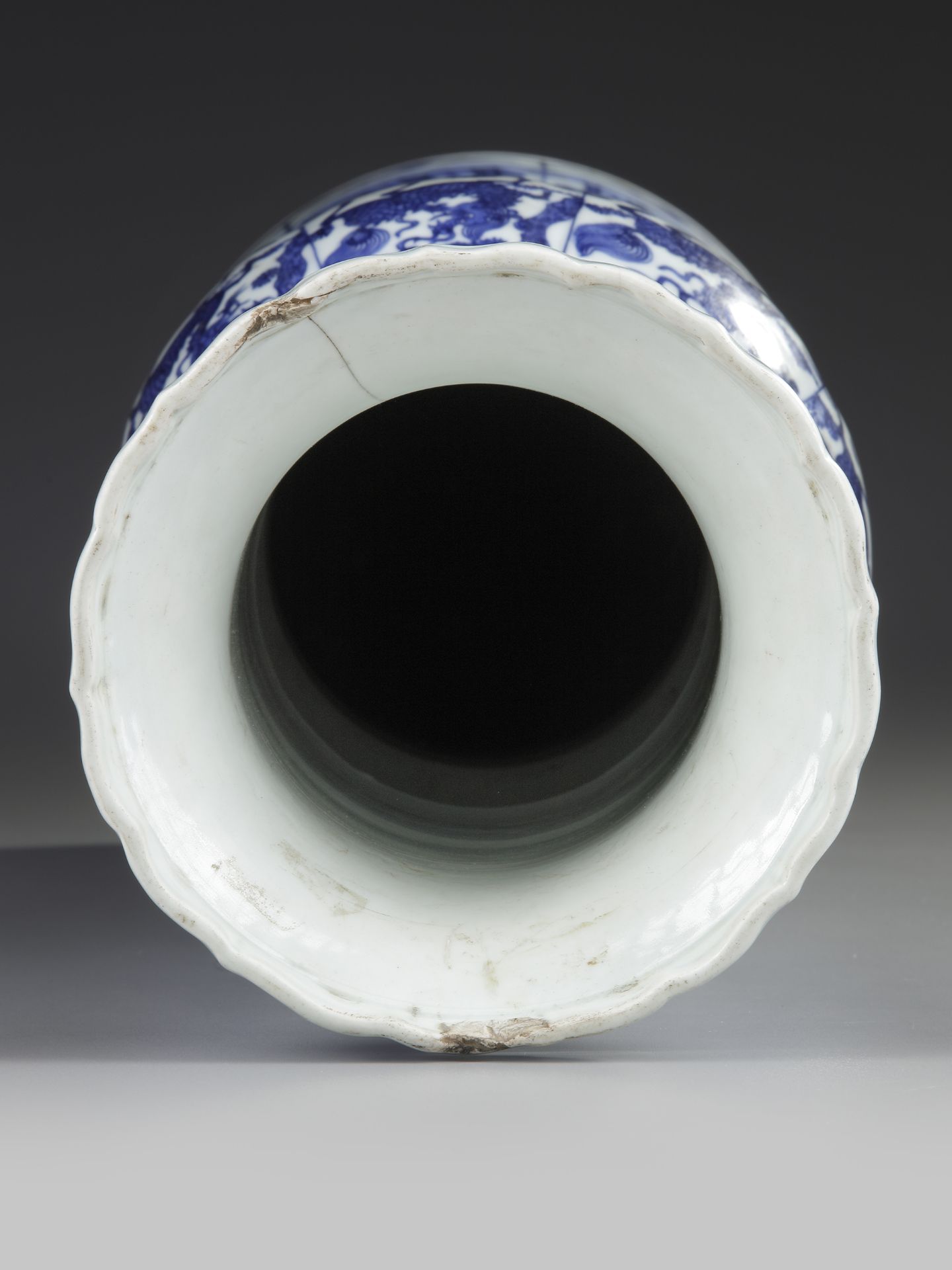 A LARGE BLUE AND WHITE LOBED VASE, GU, JIAJING MARK, 19TH CENTURY - Bild 6 aus 8