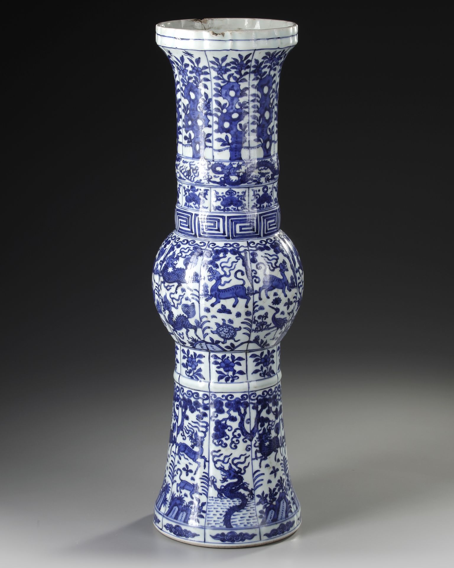 A LARGE BLUE AND WHITE LOBED VASE, GU, JIAJING MARK, 19TH CENTURY - Bild 3 aus 8