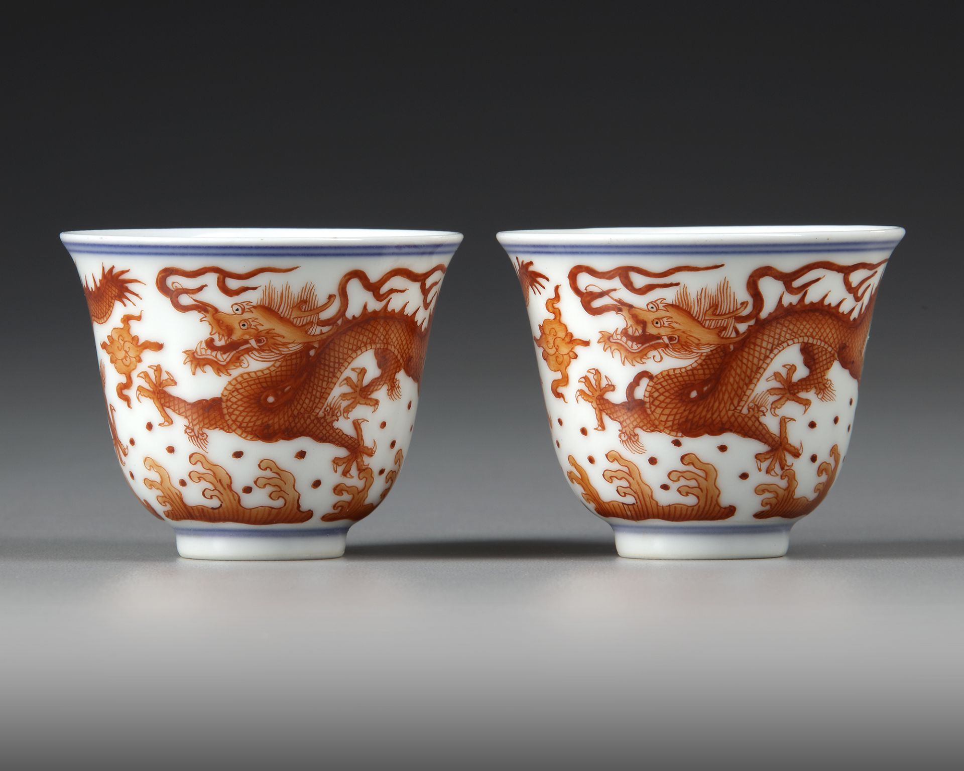 A PAIR OF CHINESE IRON-RED DRAGON DECORATED CUPS, QING DYNASTY (1644–1911) - Image 2 of 8