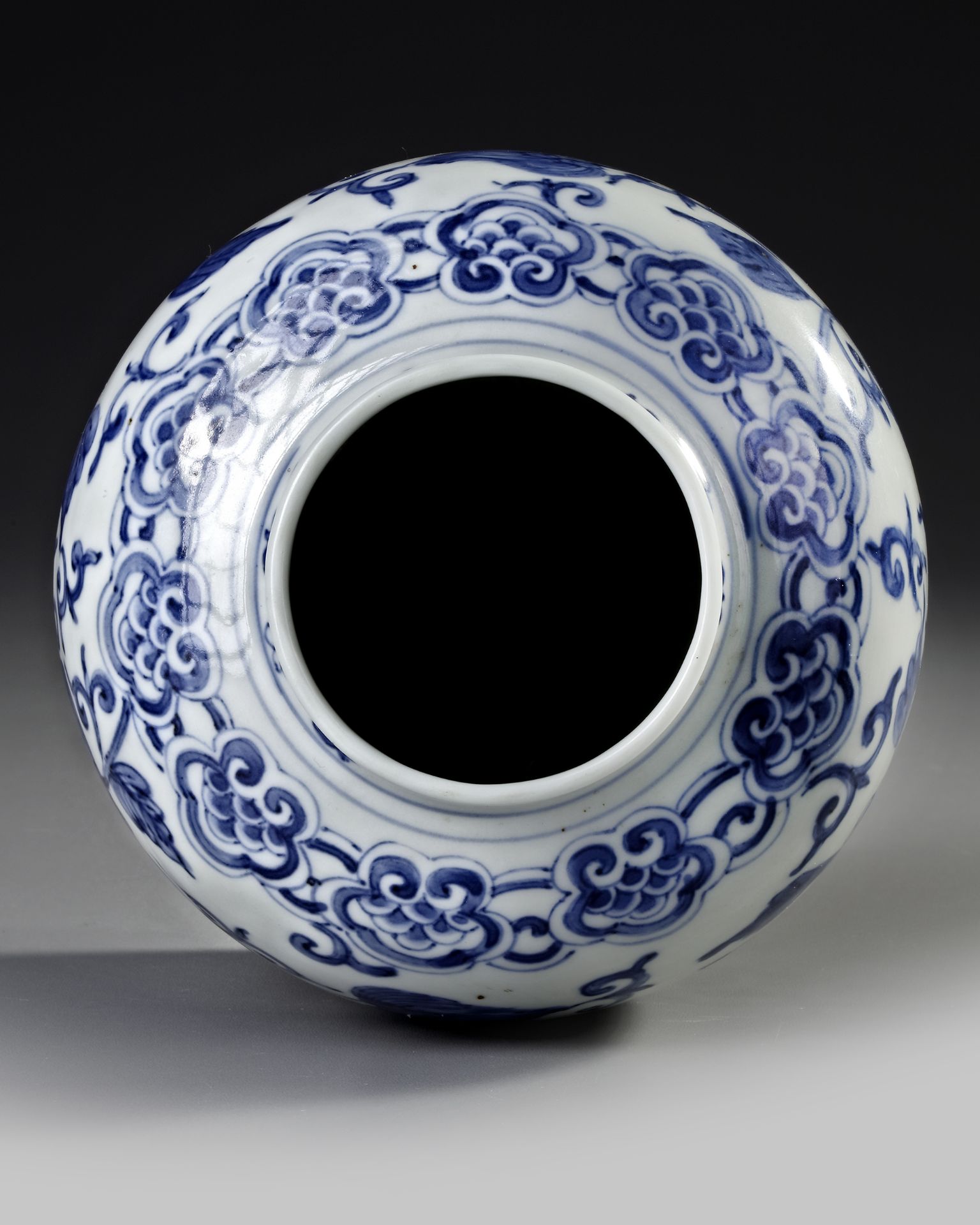 A CHINESE BLUE AND WHITE JAR, MING DYNASTY (1368-1644) OR LATER - Image 7 of 10
