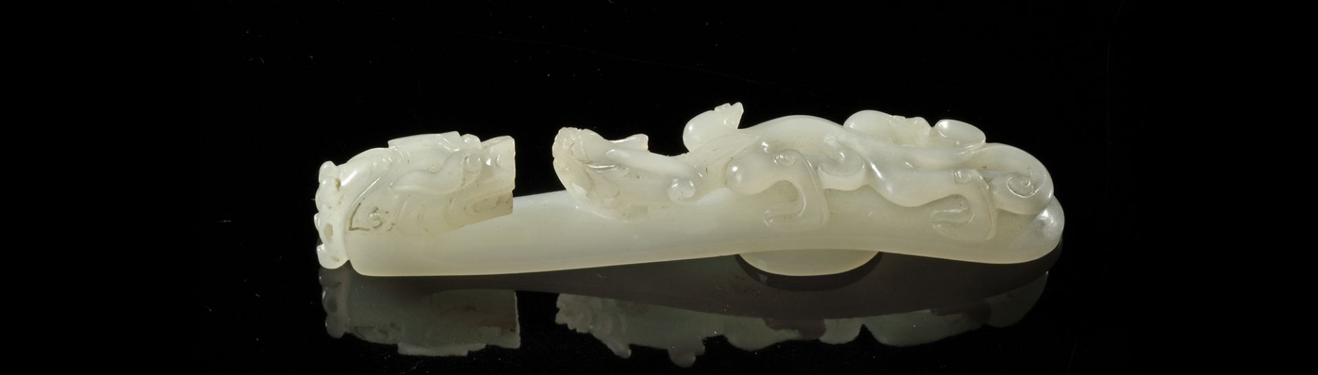 A CHINESE JADE BELT HOOK, 19TH-20TH CENTURY