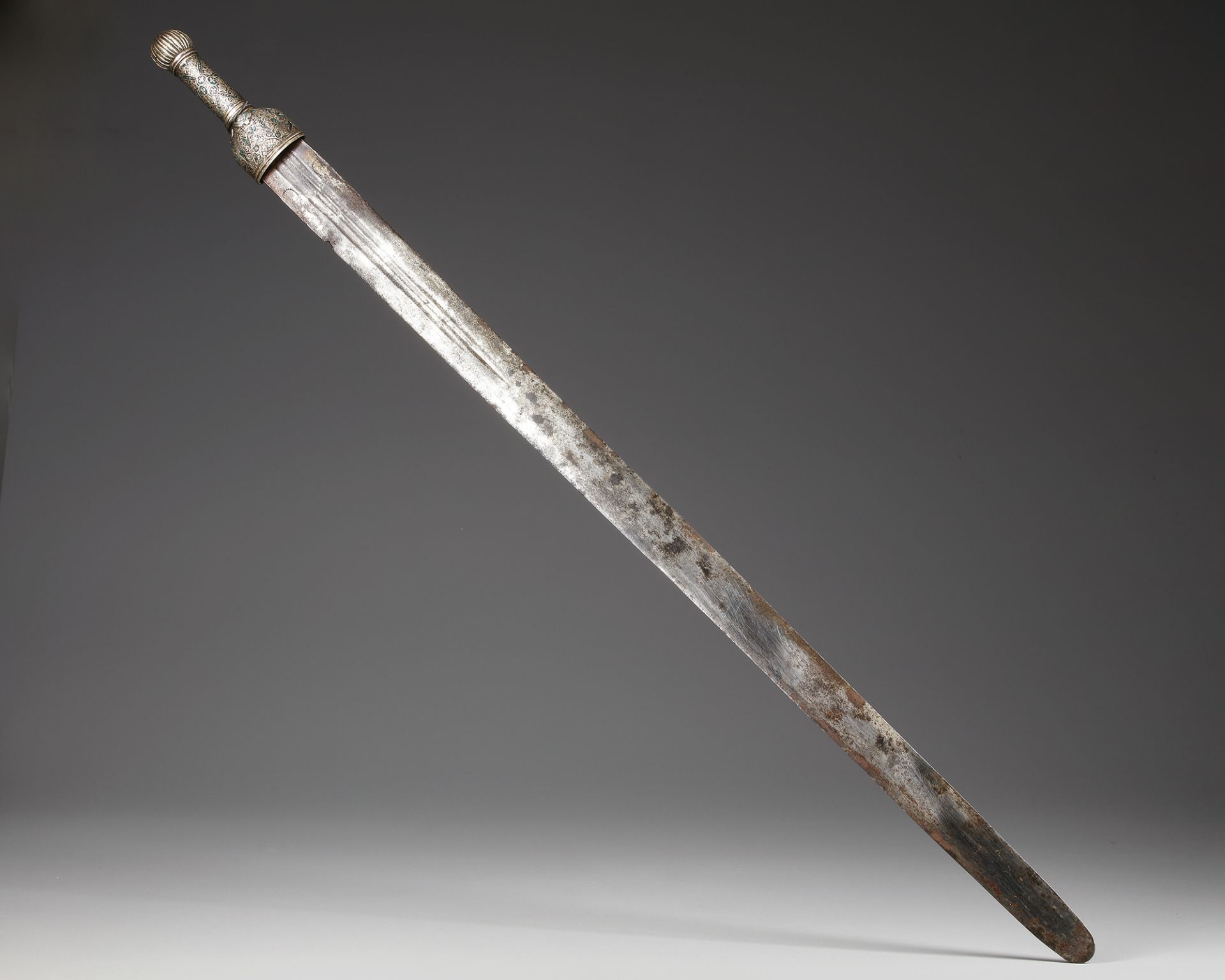 A RARE YEMENI SWORD, MADE FOR THE SULTAN BADR BIN ABDULLAH AL KATHERI, SOUTH ARABIA, EARLY 16TH CENT - Image 4 of 6