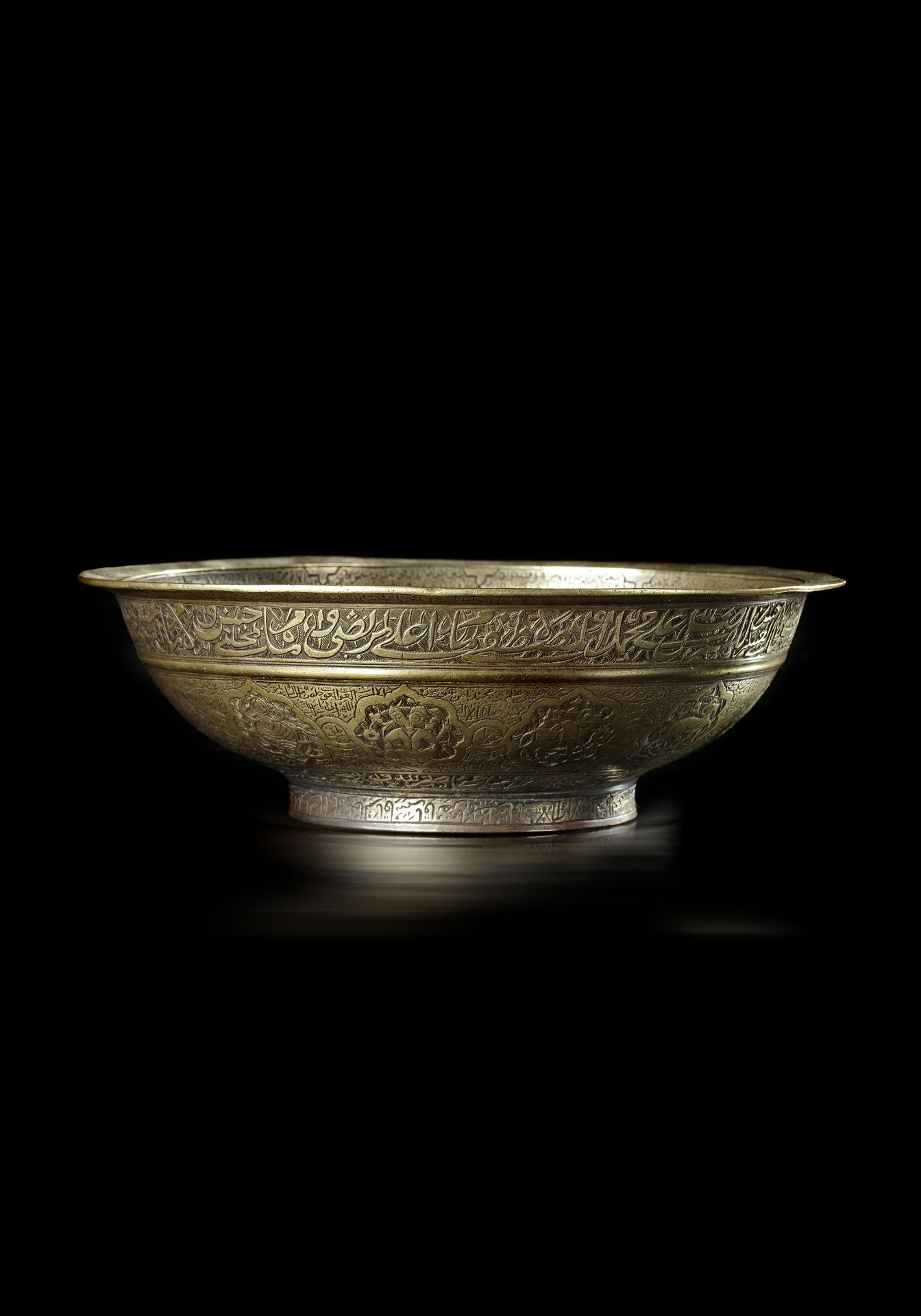 A FINE MUGHAL ENGRAVED BRASS TALISMANIC BOWL, INDIA, 17TH CENTURY - Bild 2 aus 4