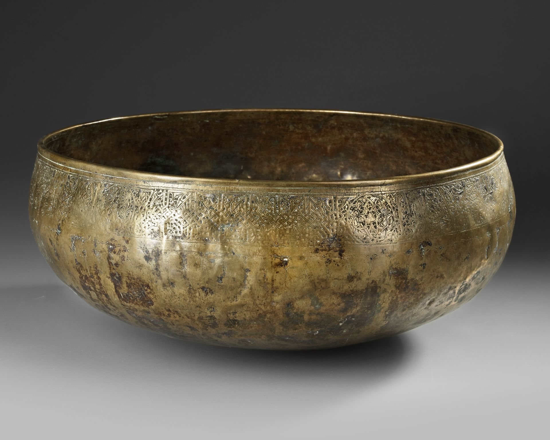 A LARGE MAMLUK BRASS BOWL WITH INSCRIPTIONS, EGYPT OR SYRIA, 14TH CENTURY - Image 2 of 4