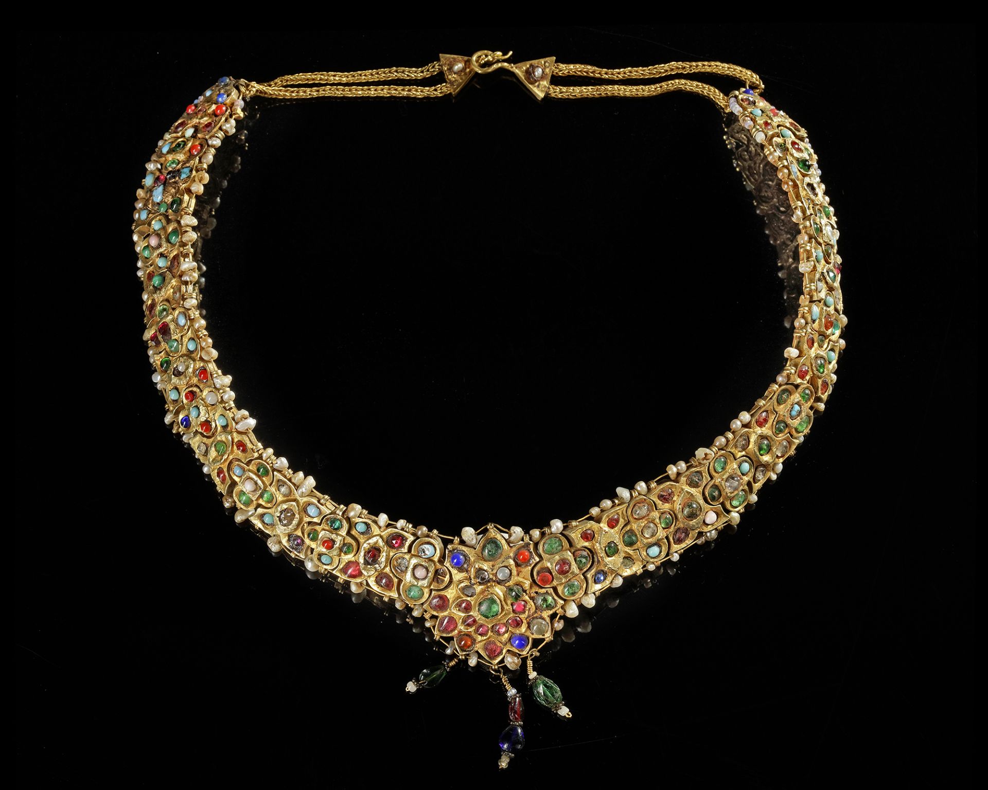 A MUGHAL GEM-SET ENAMELED GOLD NECKLACE, LATE 18TH CENTURY