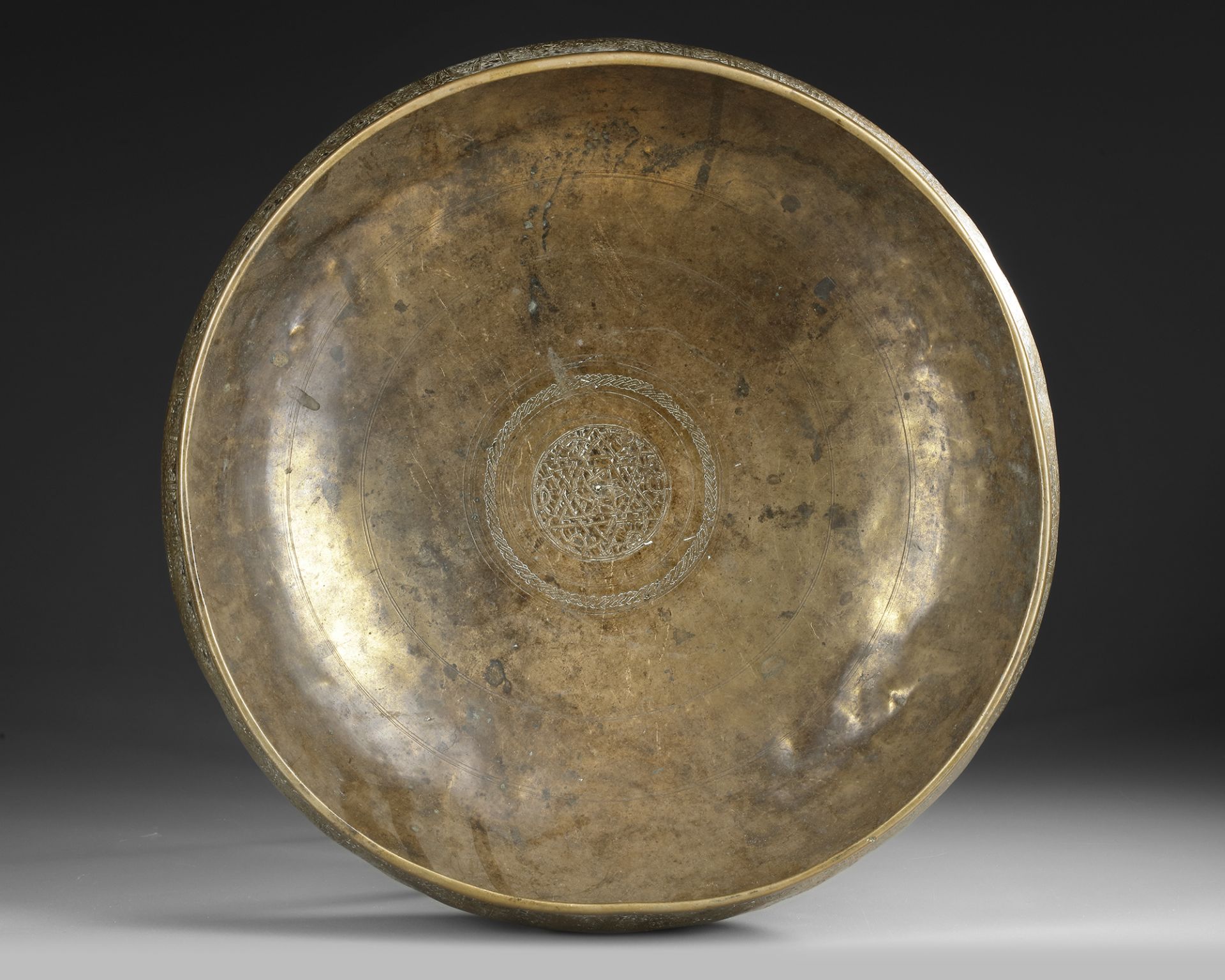 A LARGE MAMLUK BRASS BOWL WITH INSCRIPTIONS, EGYPT OR SYRIA, 14TH CENTURY - Image 3 of 4
