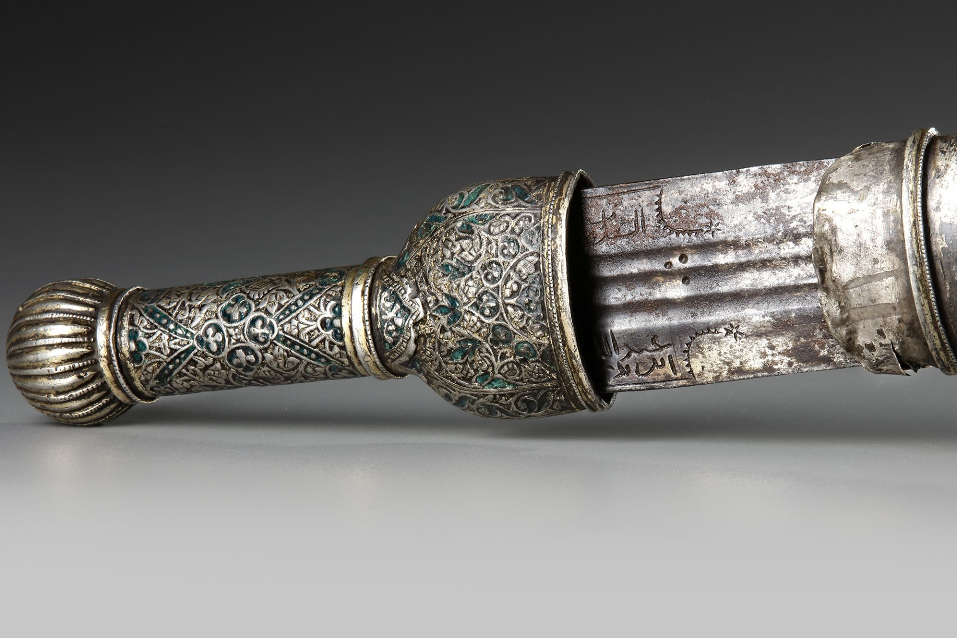 A RARE YEMENI SWORD, MADE FOR THE SULTAN BADR BIN ABDULLAH AL KATHERI, SOUTH ARABIA, EARLY 16TH CENT - Image 6 of 6