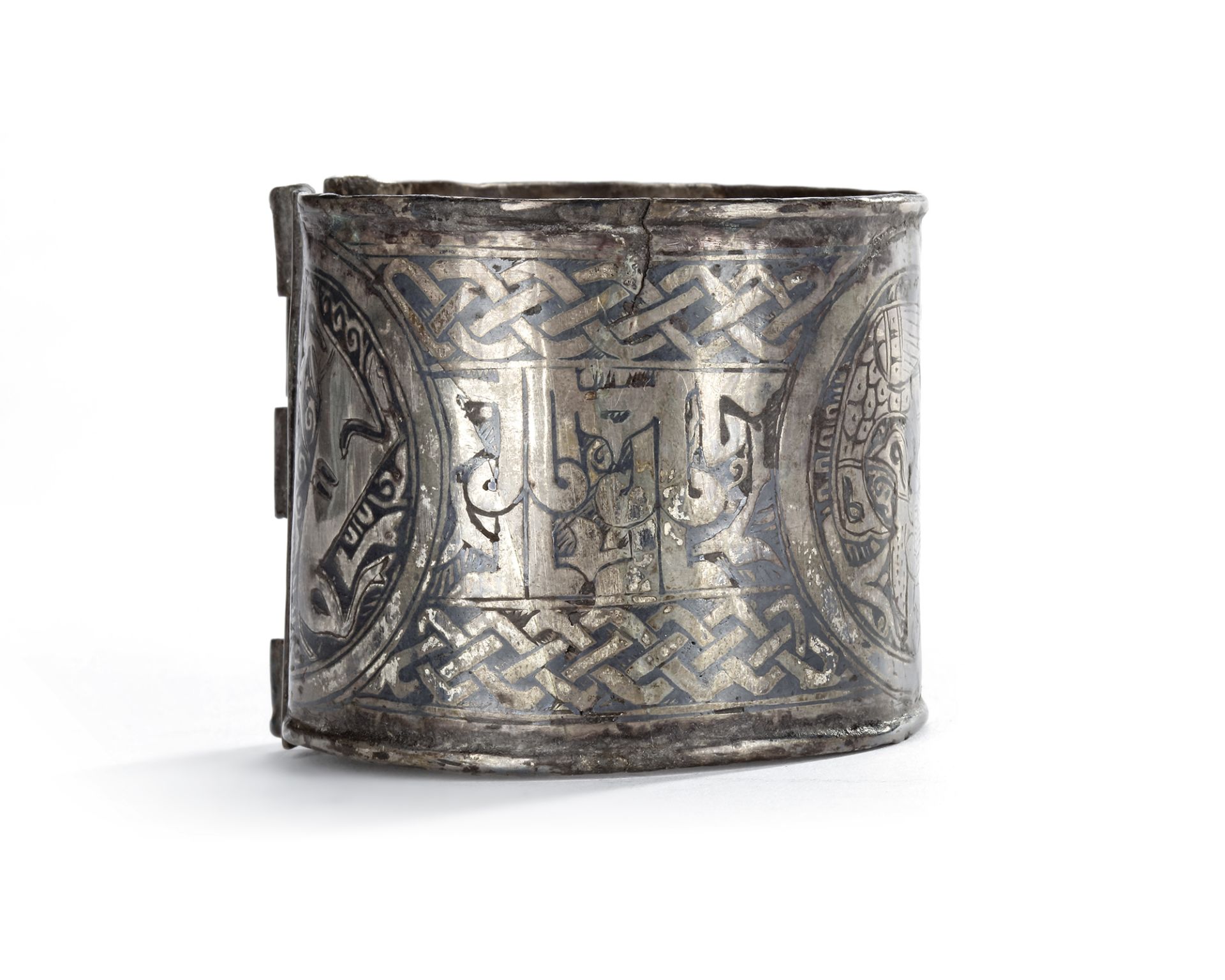 A FATIMID SILVER AND NIELLO BRACELET WITH KUFIC INSCRIPTION, EGYPT OR SYRIA, 11TH-12TH CENTURY - Bild 2 aus 3