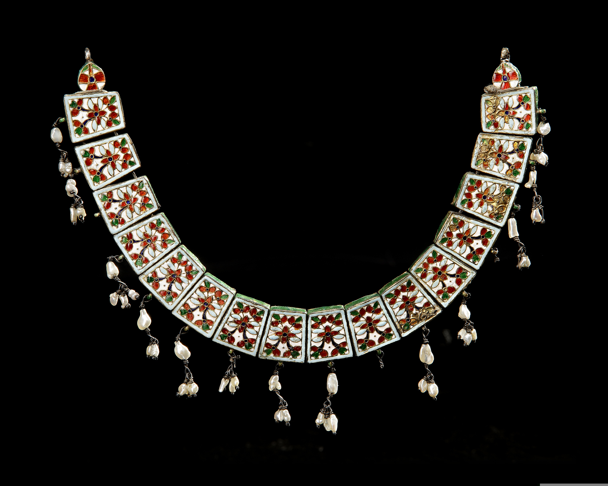 A MUGHAL GEM-SET ENAMELED GOLD NECKLACE, LATE 18TH CENTURY - Image 2 of 3