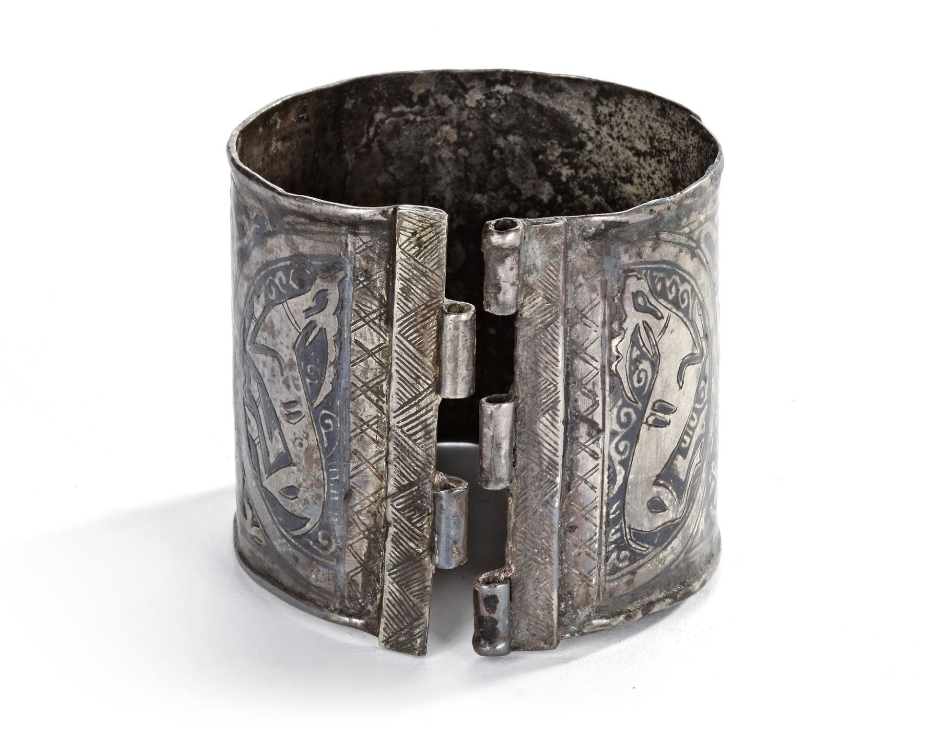 A FATIMID SILVER AND NIELLO BRACELET WITH KUFIC INSCRIPTION, EGYPT OR SYRIA, 11TH-12TH CENTURY - Bild 3 aus 3