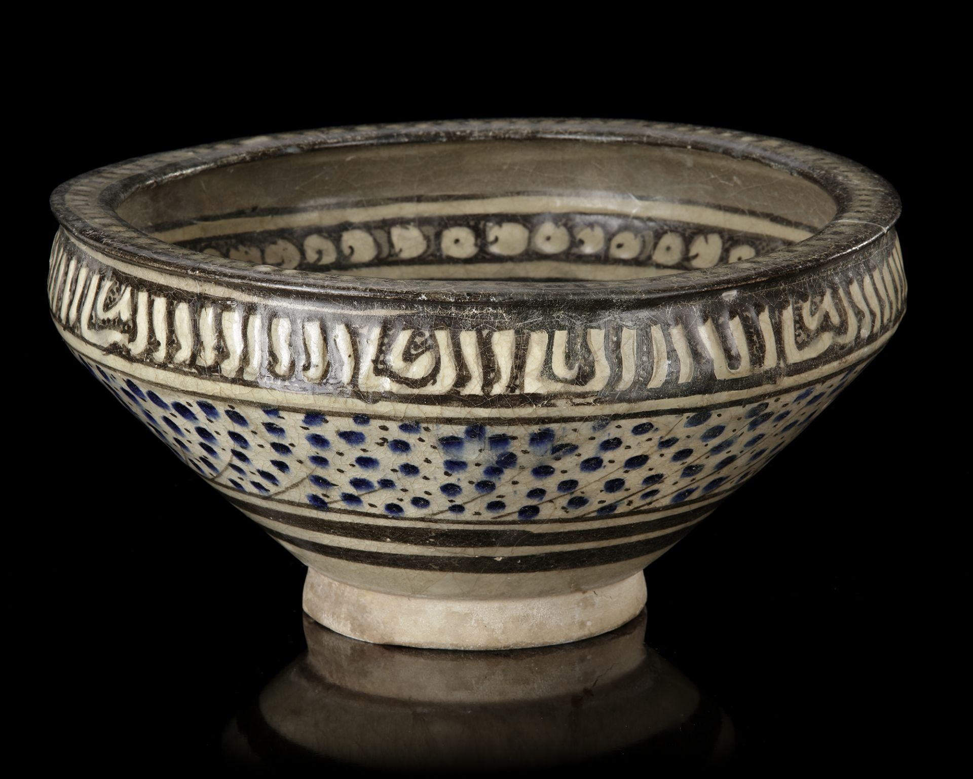 A BOWL DECORATED WITH THREE BIRDS IN FLIGHT, SULTANABAD, 13TH-14TH CENTURY - Image 3 of 4