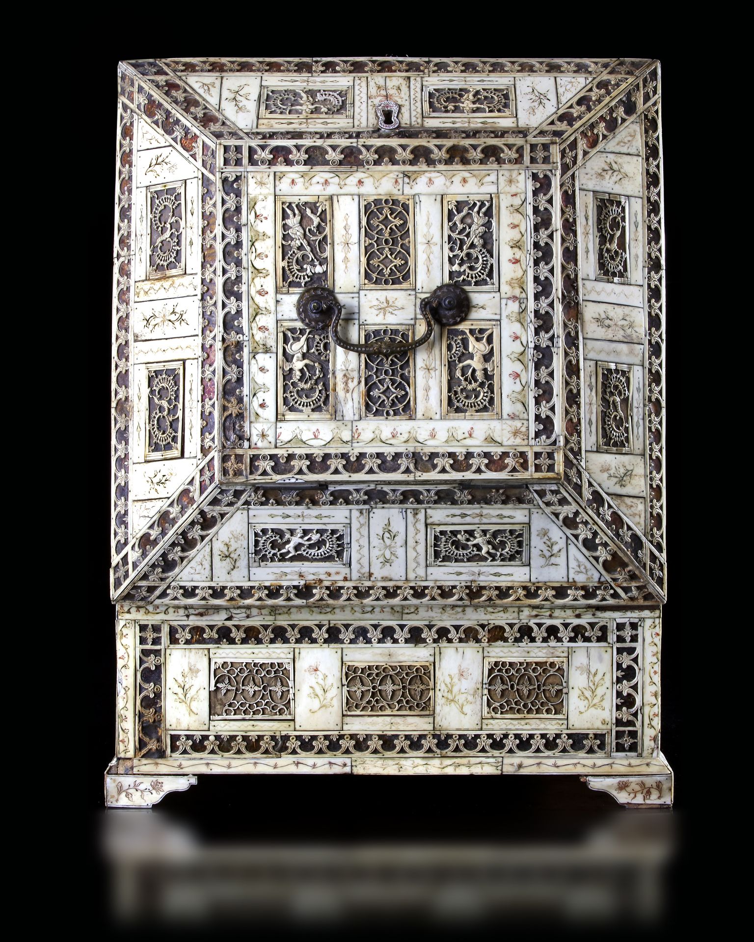 A KHOLMOGORY SCHOOL CARVED BONE BOX WITH MUGHAL INFLUENCE, 18TH CENTURY - Image 6 of 6