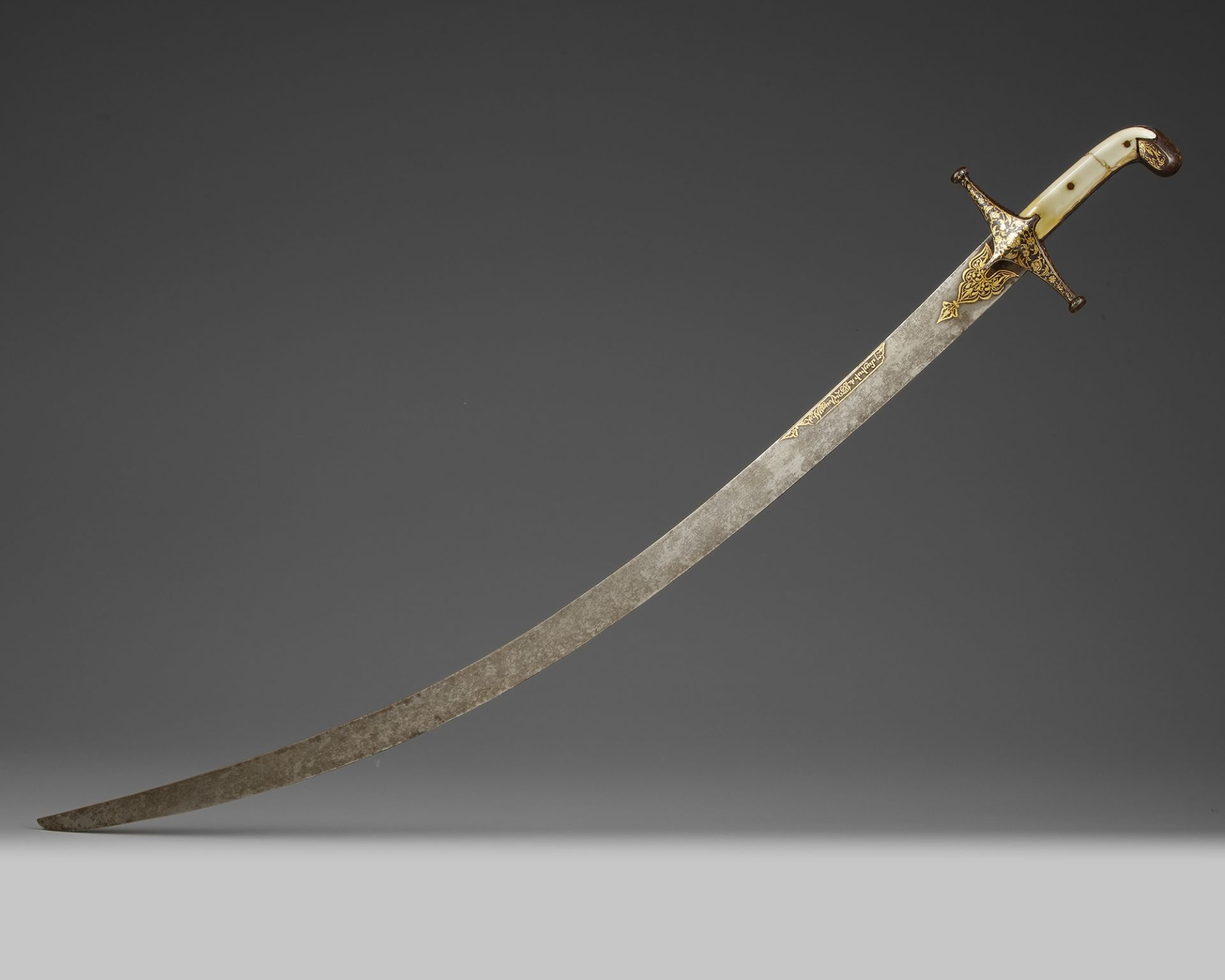 AN IVORY-HILTED WATERED-STEEL SWORD (SHAMSHIR), PERSIA DATED 1244 AH/1828 AD - Bild 4 aus 4