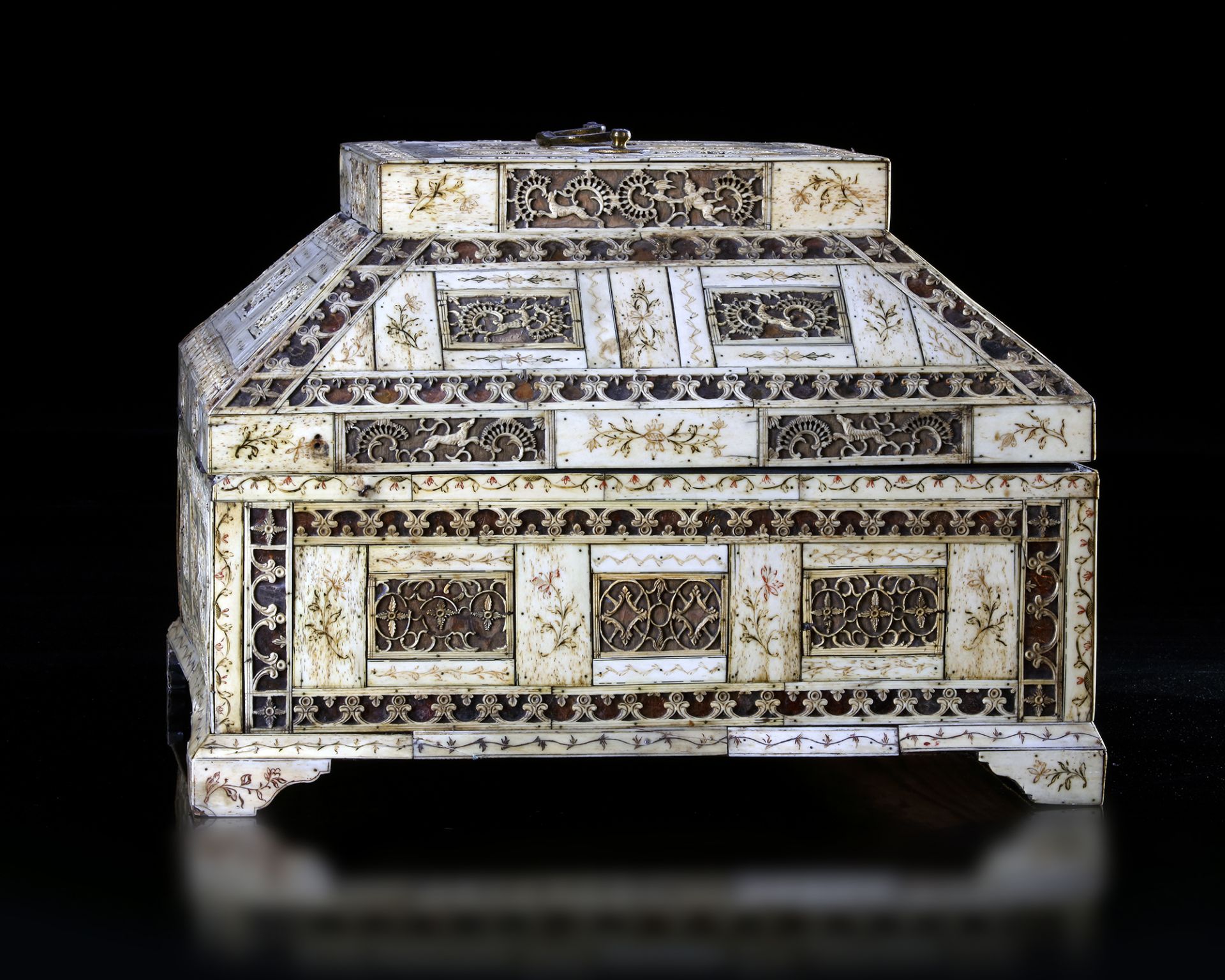 A KHOLMOGORY SCHOOL CARVED BONE BOX WITH MUGHAL INFLUENCE, 18TH CENTURY - Image 4 of 6