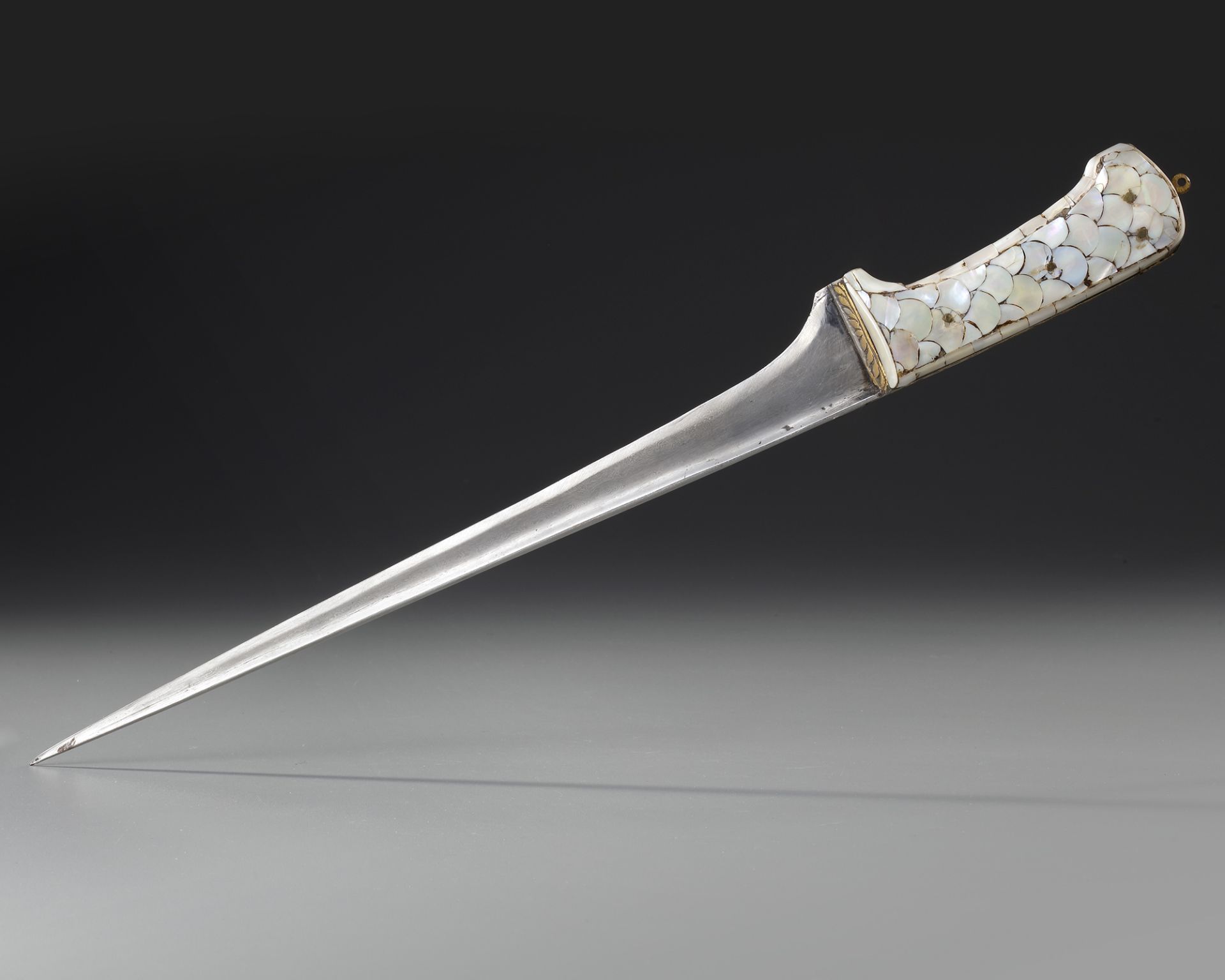 A MOTHER-OF-PEARL HILTED DAGGER (PESHKABZ), INDIA, GUJARAT, 18TH CENTURY - Image 4 of 5