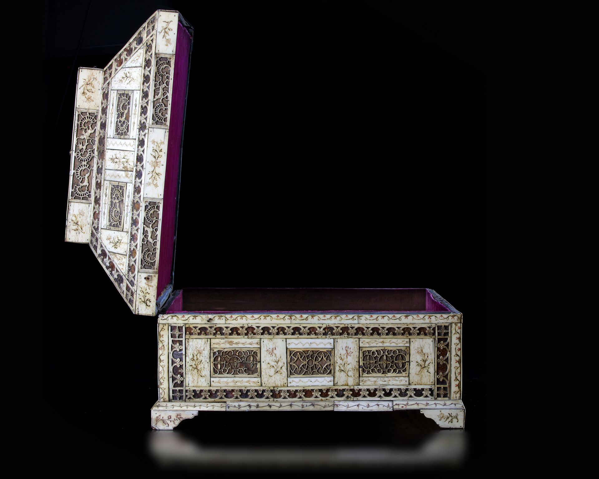 A KHOLMOGORY SCHOOL CARVED BONE BOX WITH MUGHAL INFLUENCE, 18TH CENTURY - Image 5 of 6