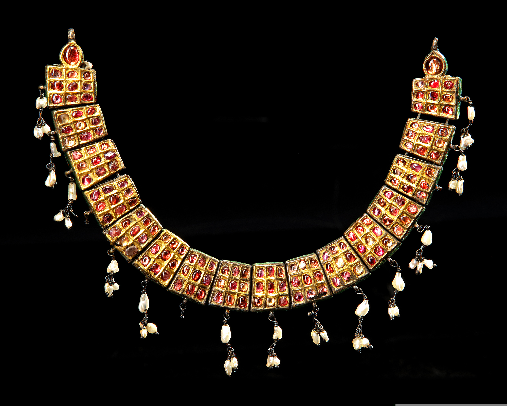 A MUGHAL GEM-SET ENAMELED GOLD NECKLACE, LATE 18TH CENTURY