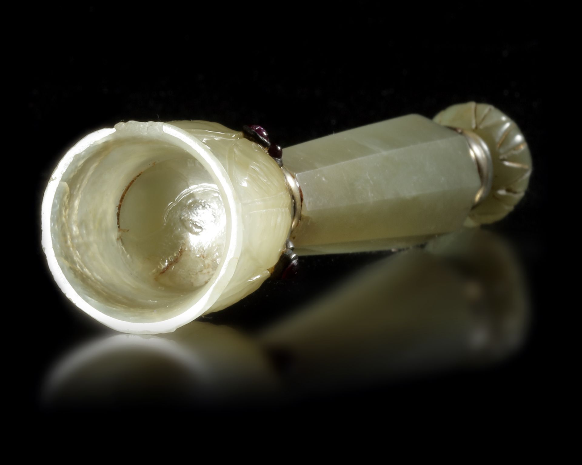 A MUGHAL GEM-SET CARVED JADE FLY WHISK, INDIA, 18TH CENTURY - Image 4 of 4