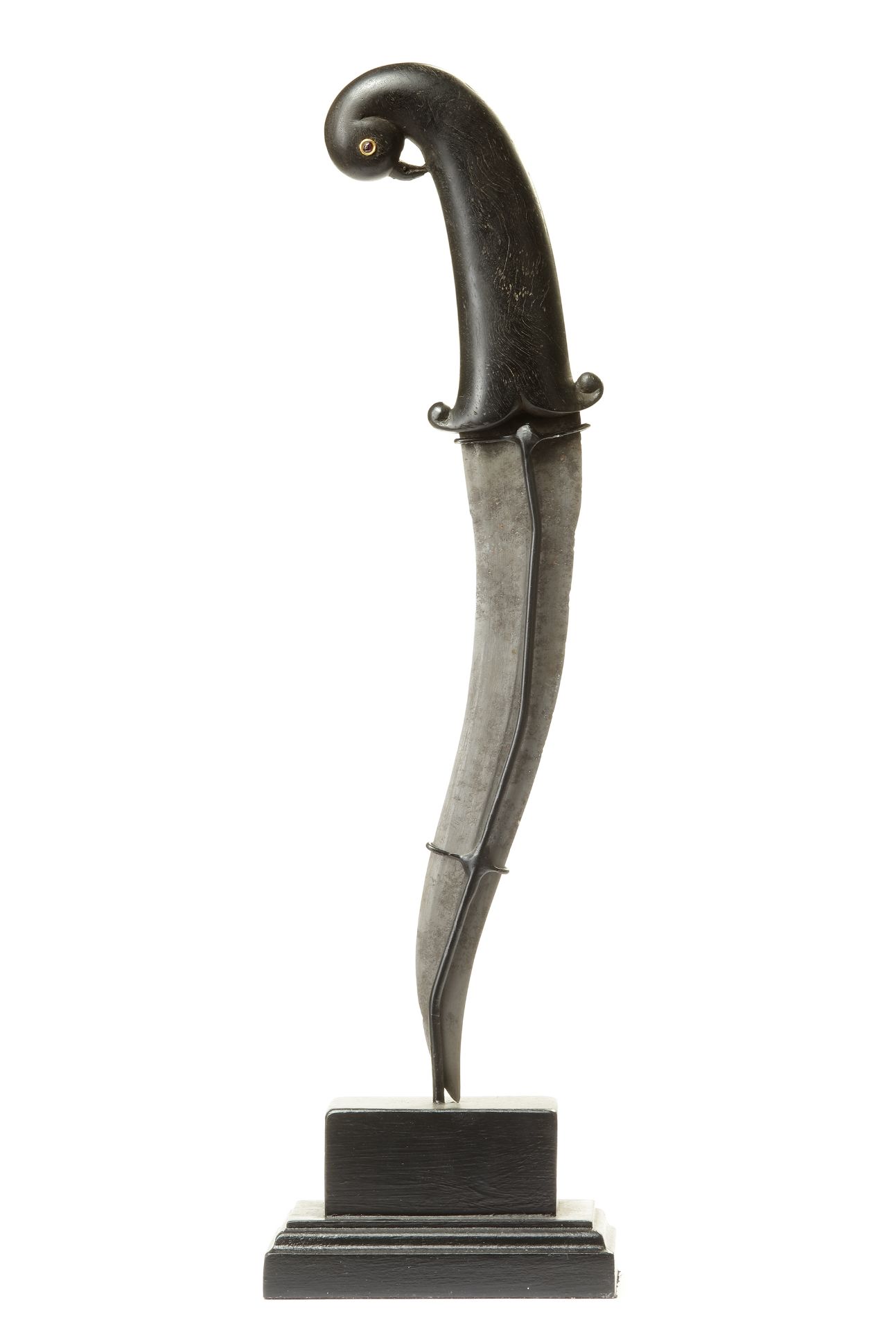 A MUGHAL DAGGER WITH PIGEON-SHAPED HILT, INDIA, 18TH CENTURY - Image 2 of 2