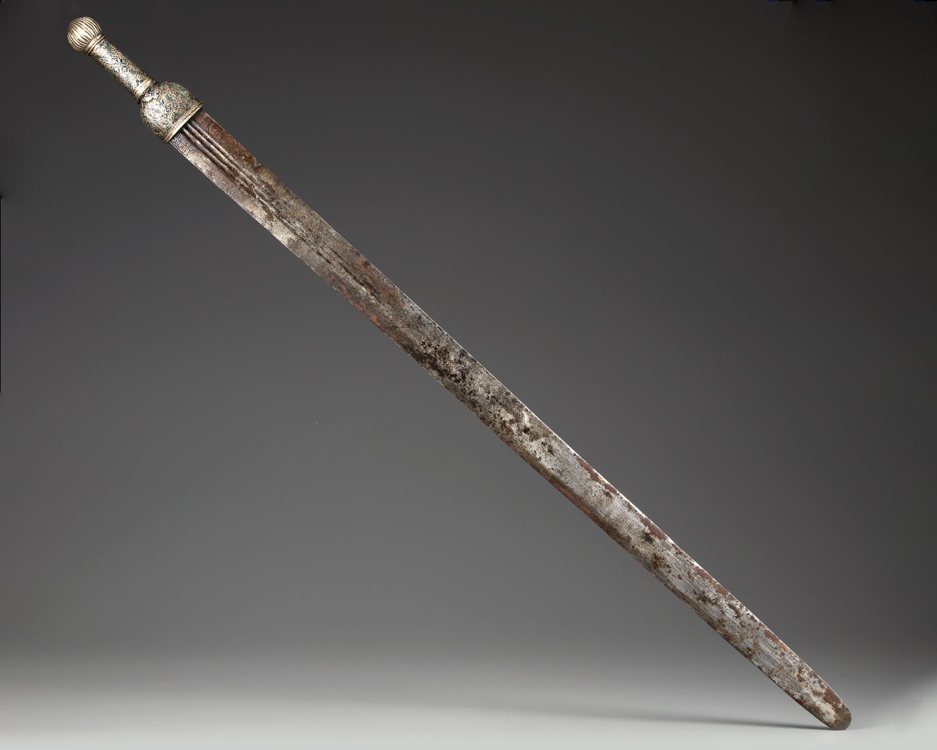 A RARE YEMENI SWORD, MADE FOR THE SULTAN BADR BIN ABDULLAH AL KATHERI, SOUTH ARABIA, EARLY 16TH CENT - Image 2 of 6