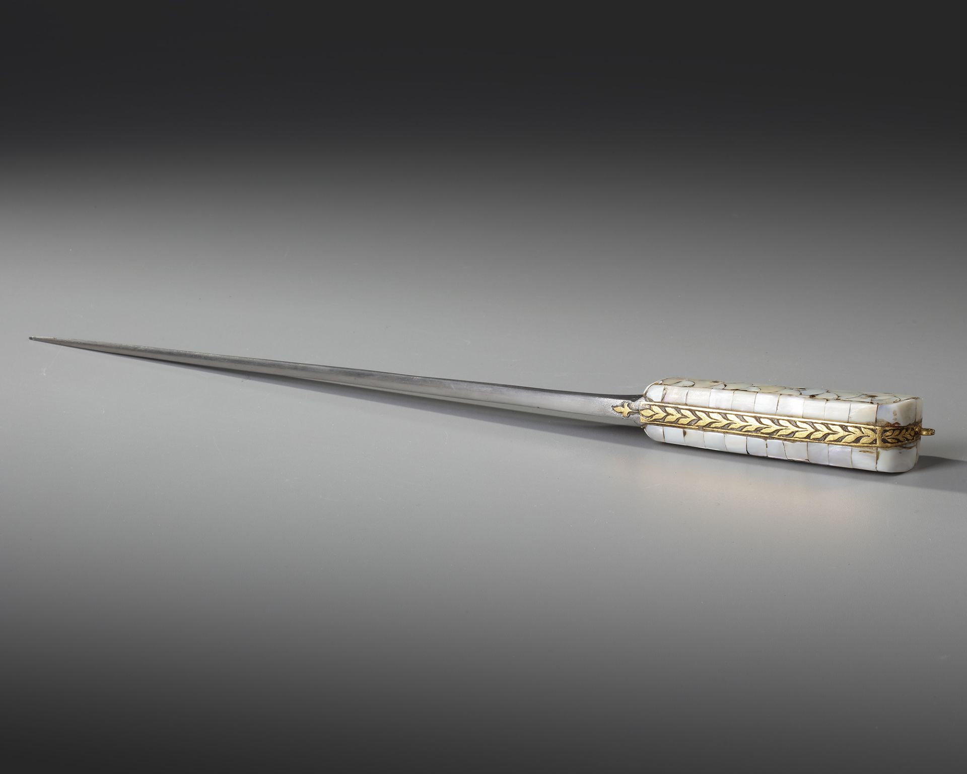 A MOTHER-OF-PEARL HILTED DAGGER (PESHKABZ), INDIA, GUJARAT, 18TH CENTURY - Image 5 of 5