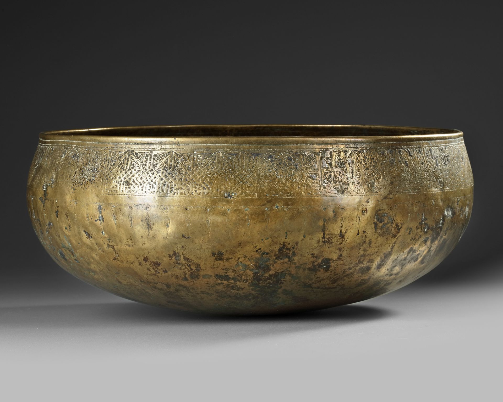 A LARGE MAMLUK BRASS BOWL WITH INSCRIPTIONS, EGYPT OR SYRIA, 14TH CENTURY