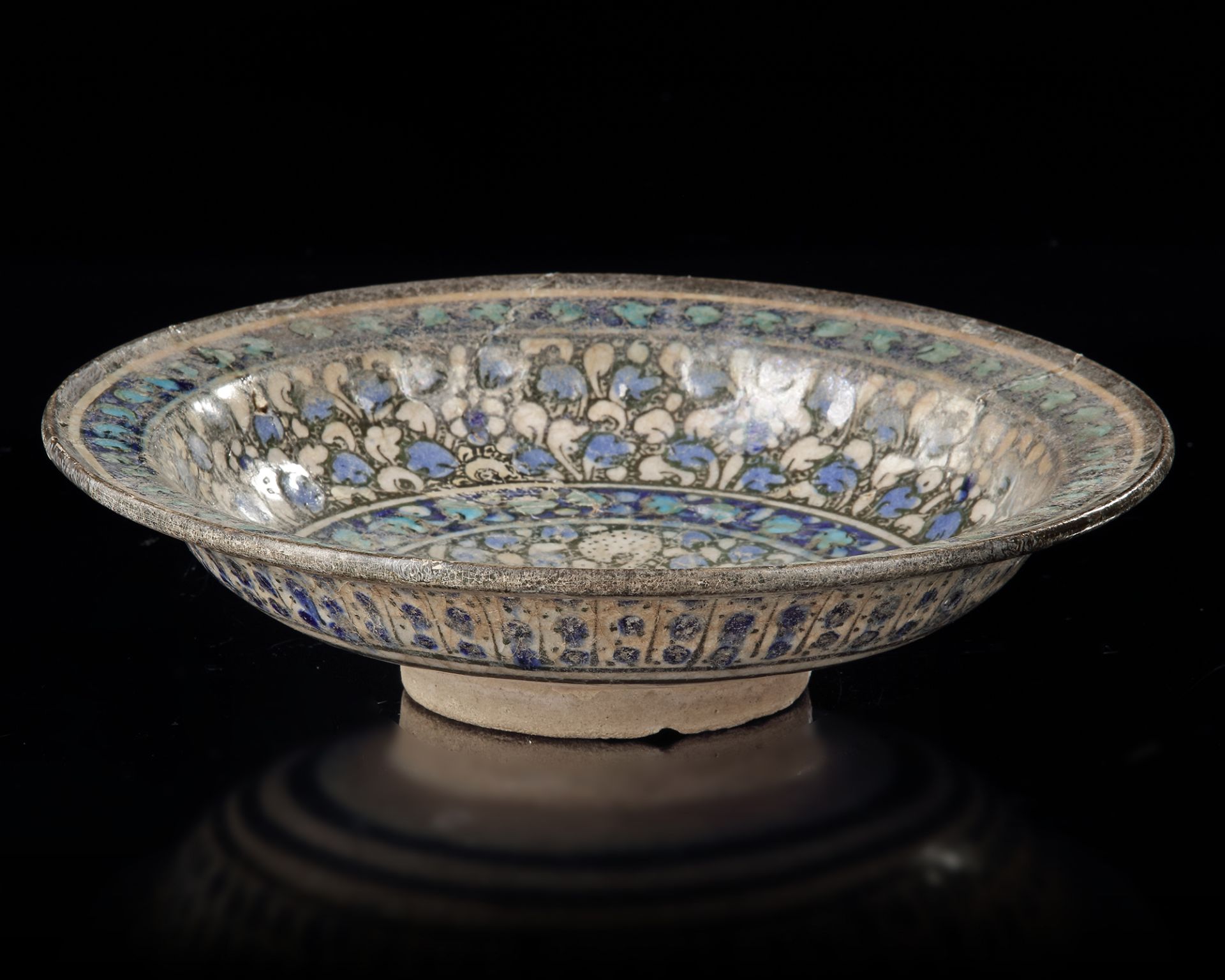 A SULTANABAD POTTERY DISH, NORTH PERSIA, LATE 13TH-EARLY 14TH CENTURY - Bild 3 aus 4
