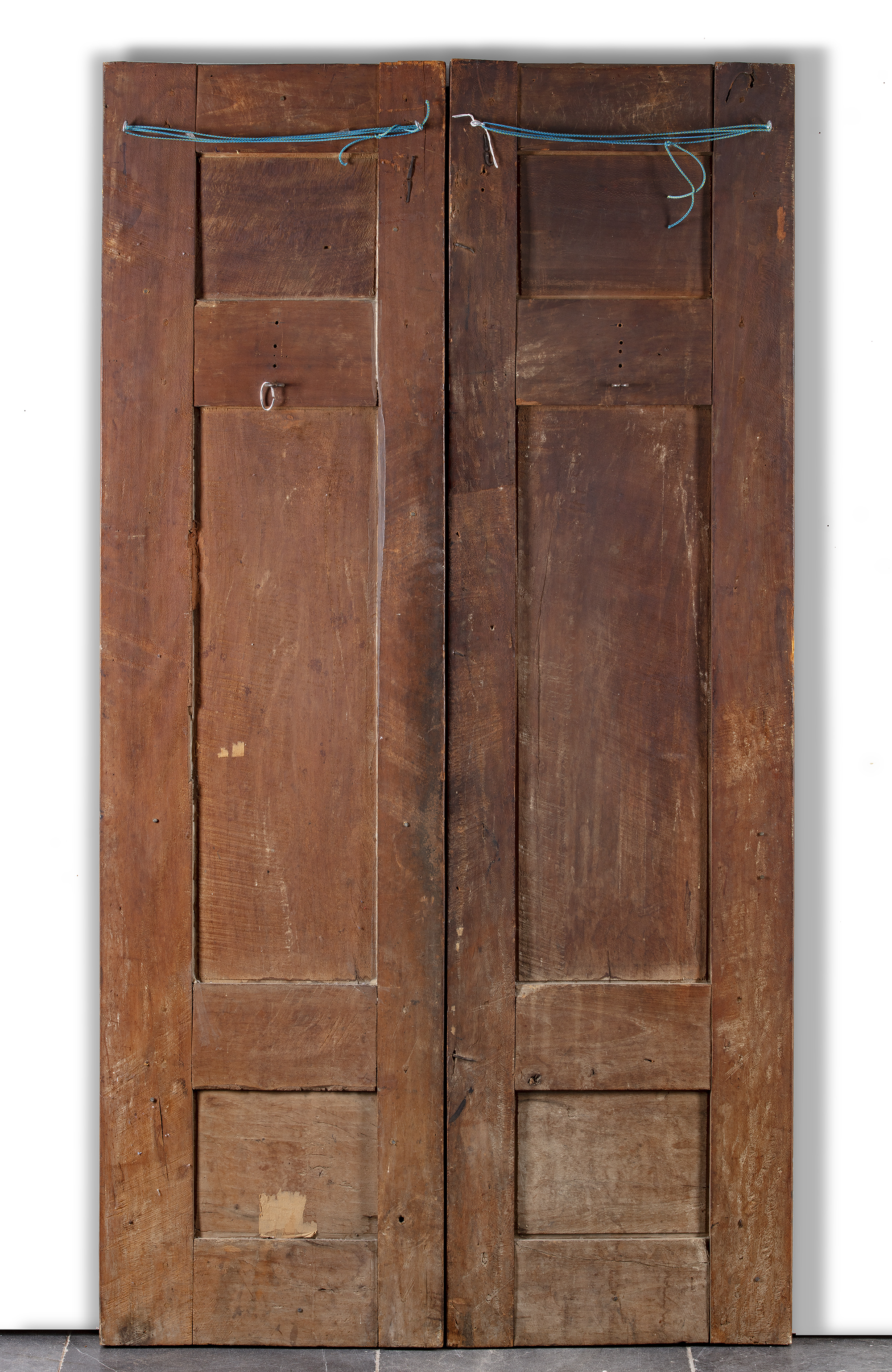 A PAIR OF PERSIAN LACQUERED PANELLED DOORS, QAJAR, 19TH CENTURY - Bild 2 aus 4