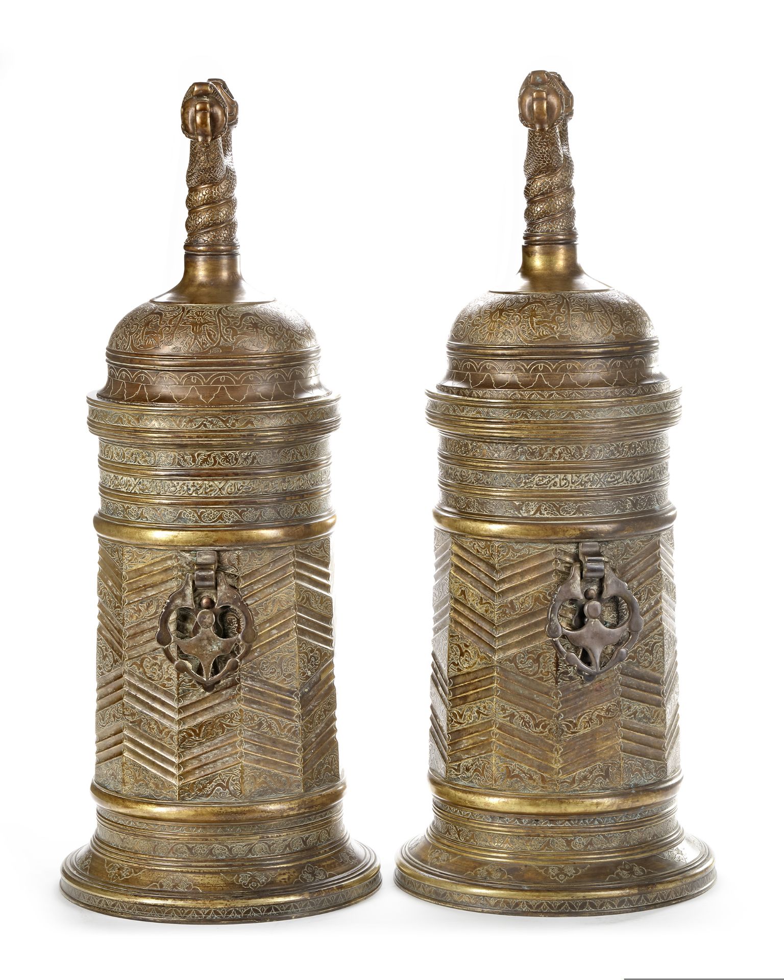 A PAIR OF LARGE SAFAVID STYLE ENGRAVED BRASS TORCH STANDS, PERSIA, 18TH-19TH CENTURY - Bild 4 aus 5
