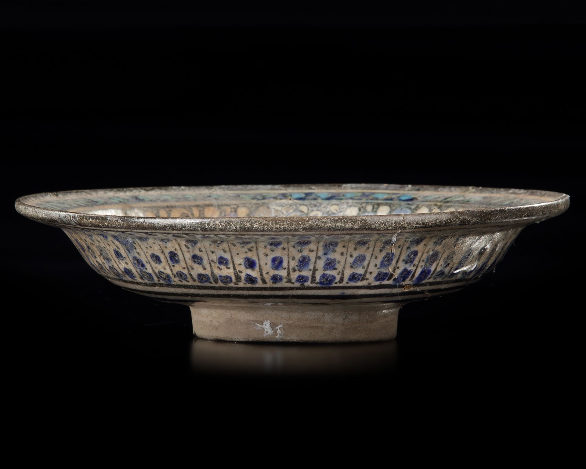 A SULTANABAD POTTERY DISH, NORTH PERSIA, LATE 13TH-EARLY 14TH CENTURY - Image 2 of 4